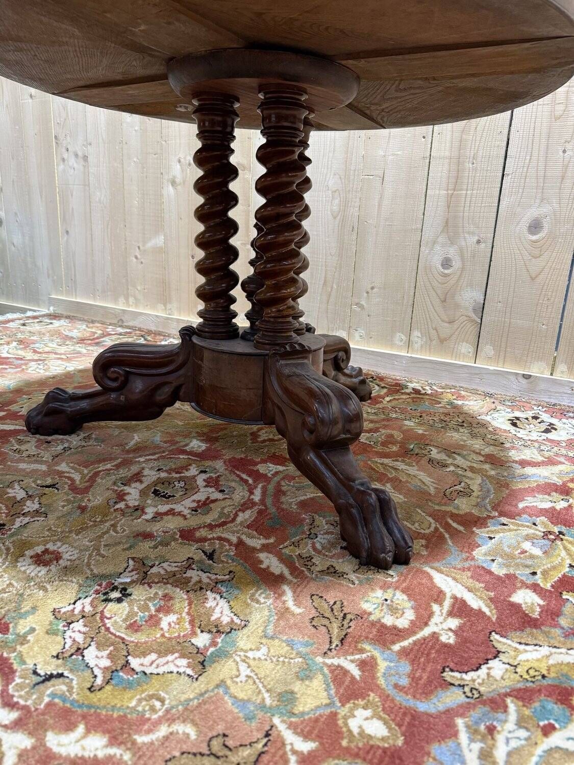 Round tripod gueridon from the Empire period with claw feet in mahogany and marble.