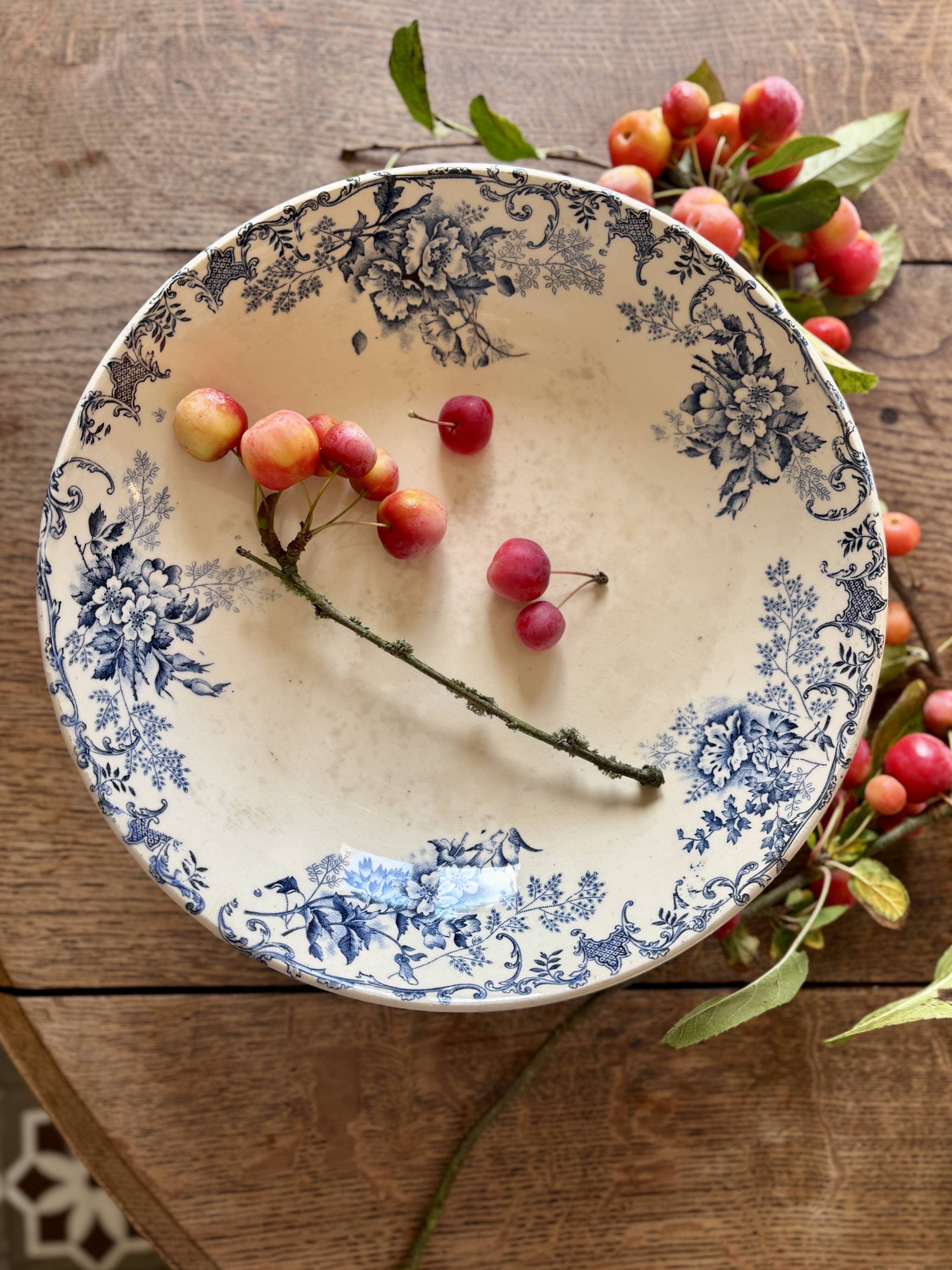 Antique ironstone fruit bowl - L'Oréal model by Boulanger