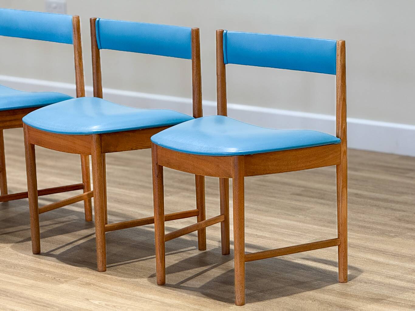 7 chaises de salle à manger McIntosh en vinyle bleu