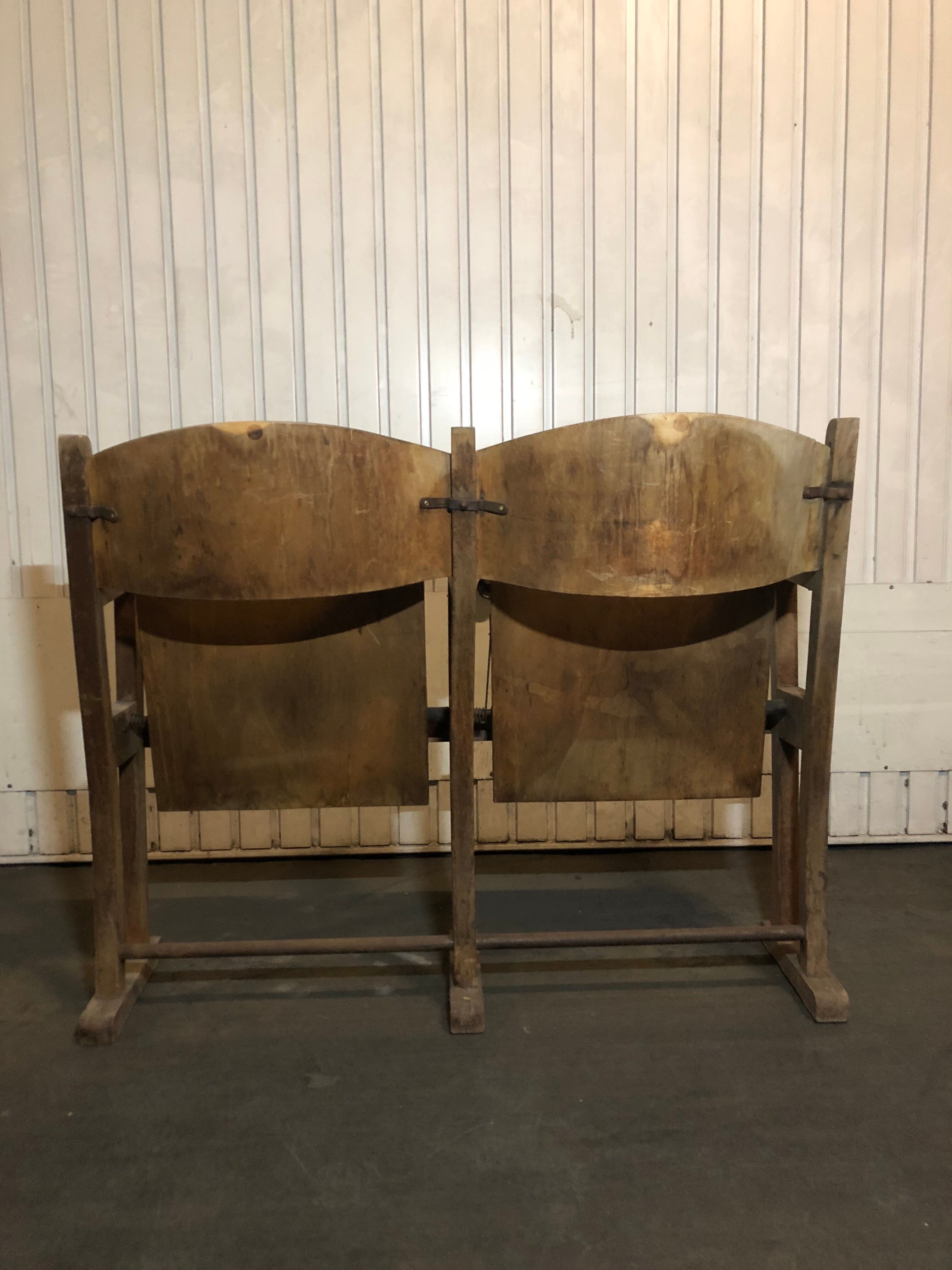 Paire de fauteuils de cinéma en bois