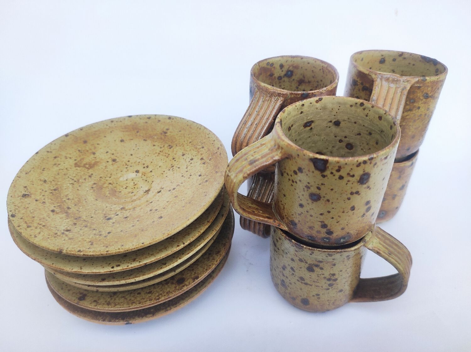 Cups + sandstone saucer by Puisaye Gaudry