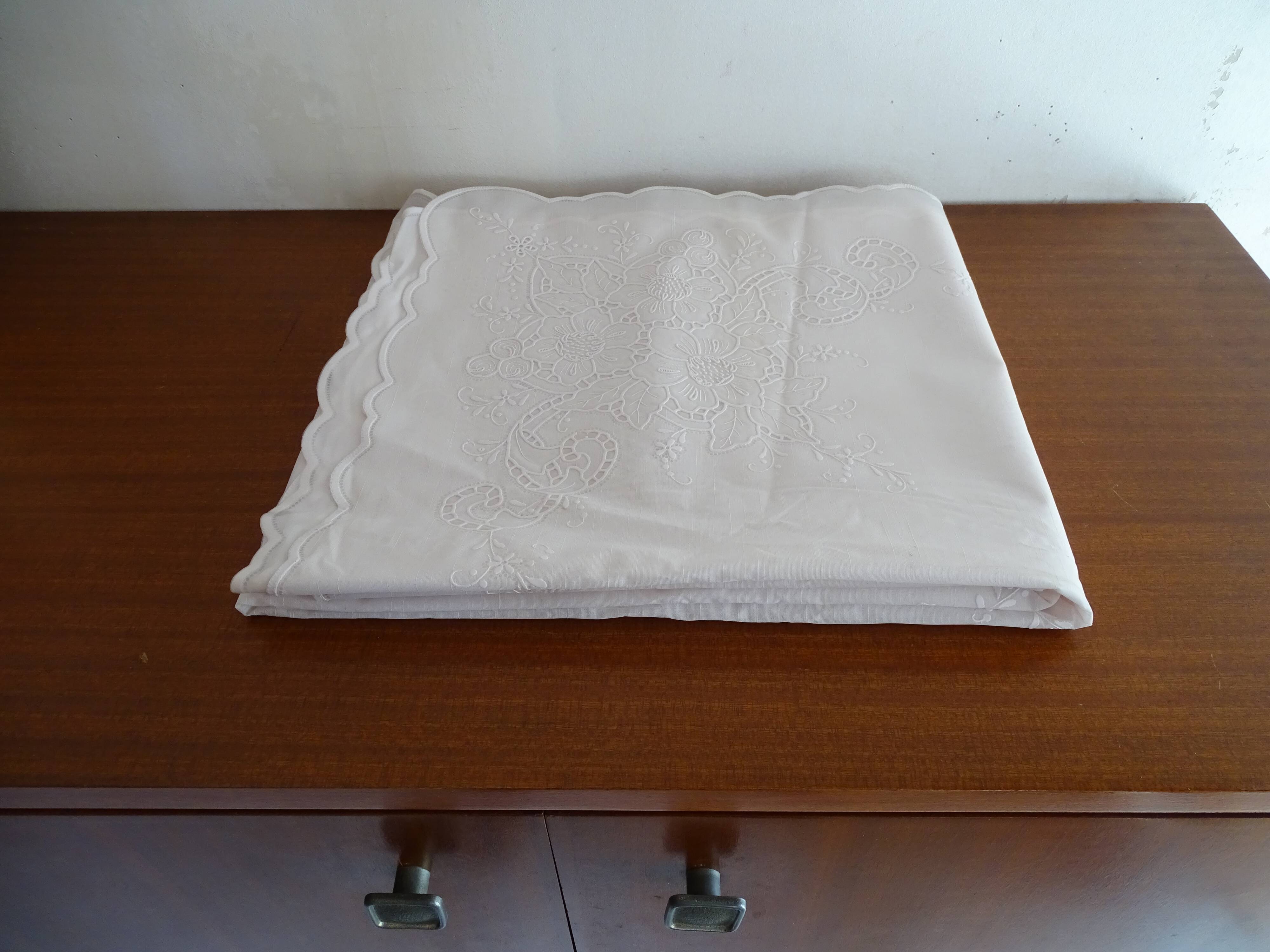 Oilcloth 260 x 150 white flower patterns