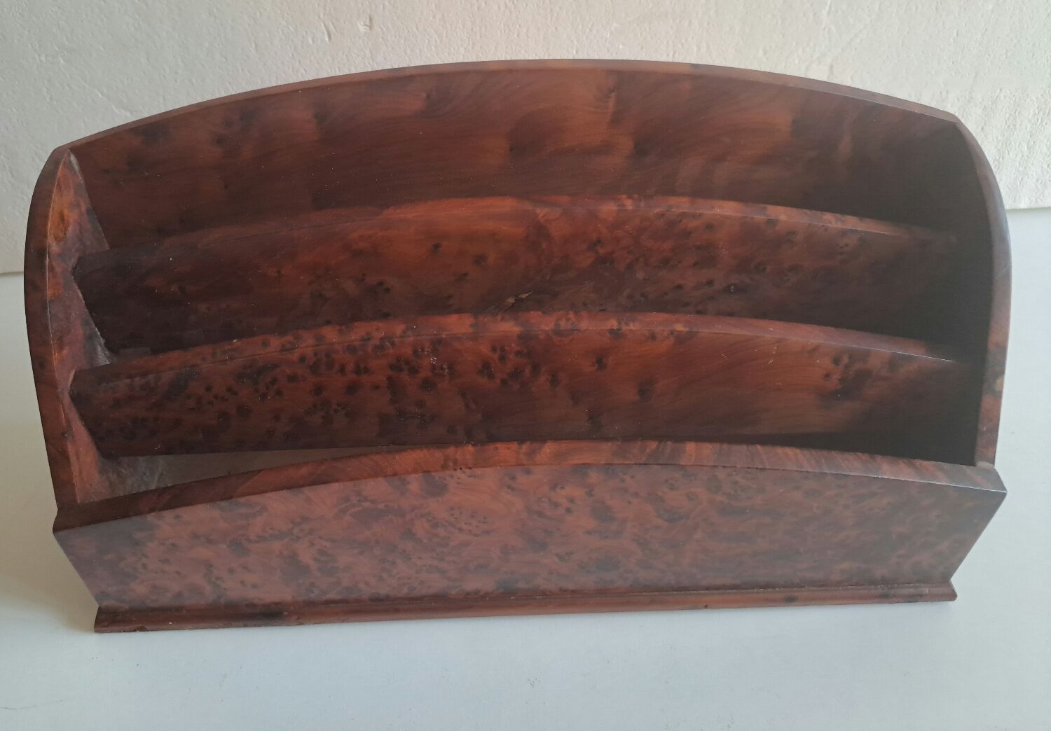 Courier holder in cedar