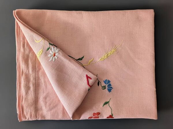 Nappe ancienne en lin épais brodé main rose 170x130 cm – Pièce unique
