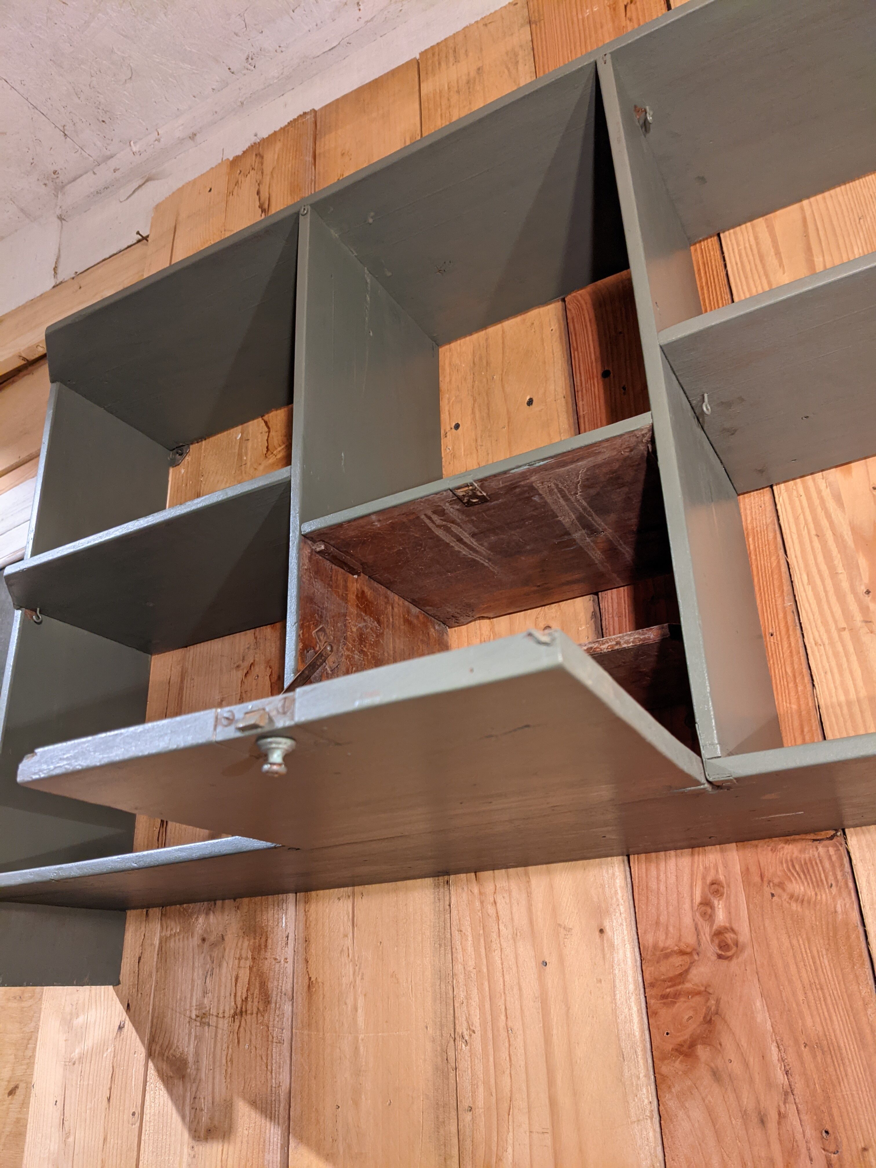 Wall shelf with lockers