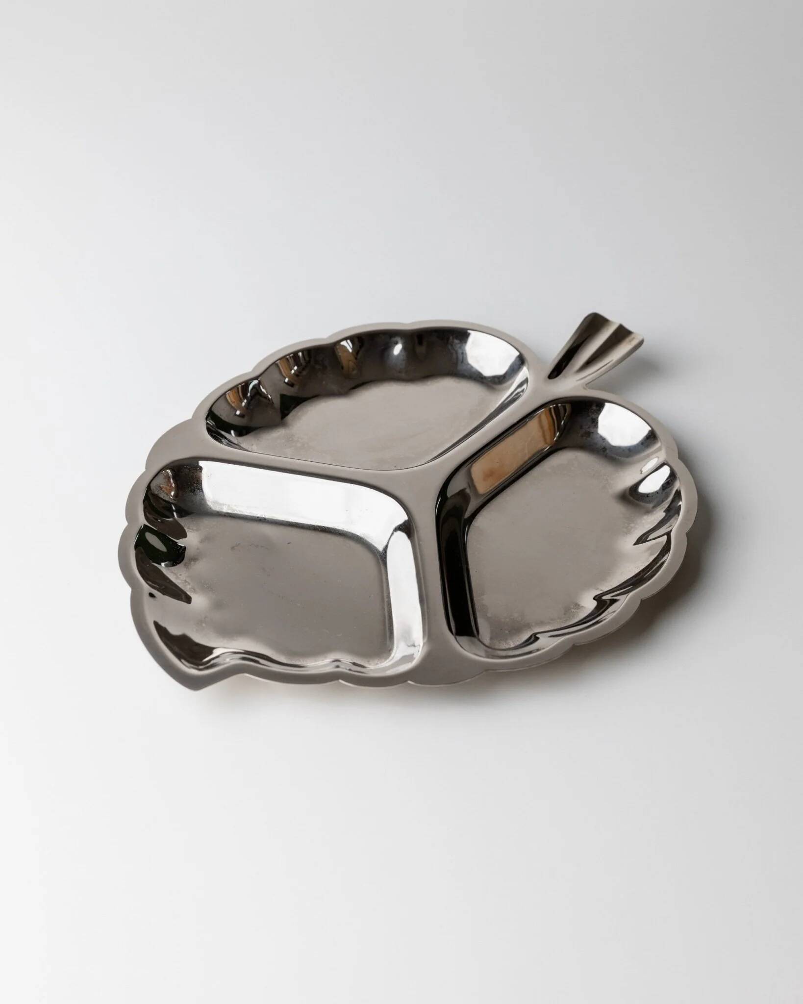 Silver-plated metal leaf-shaped tray with three compartments, Hollywood Regency Italian 1970s, elegant serving platter