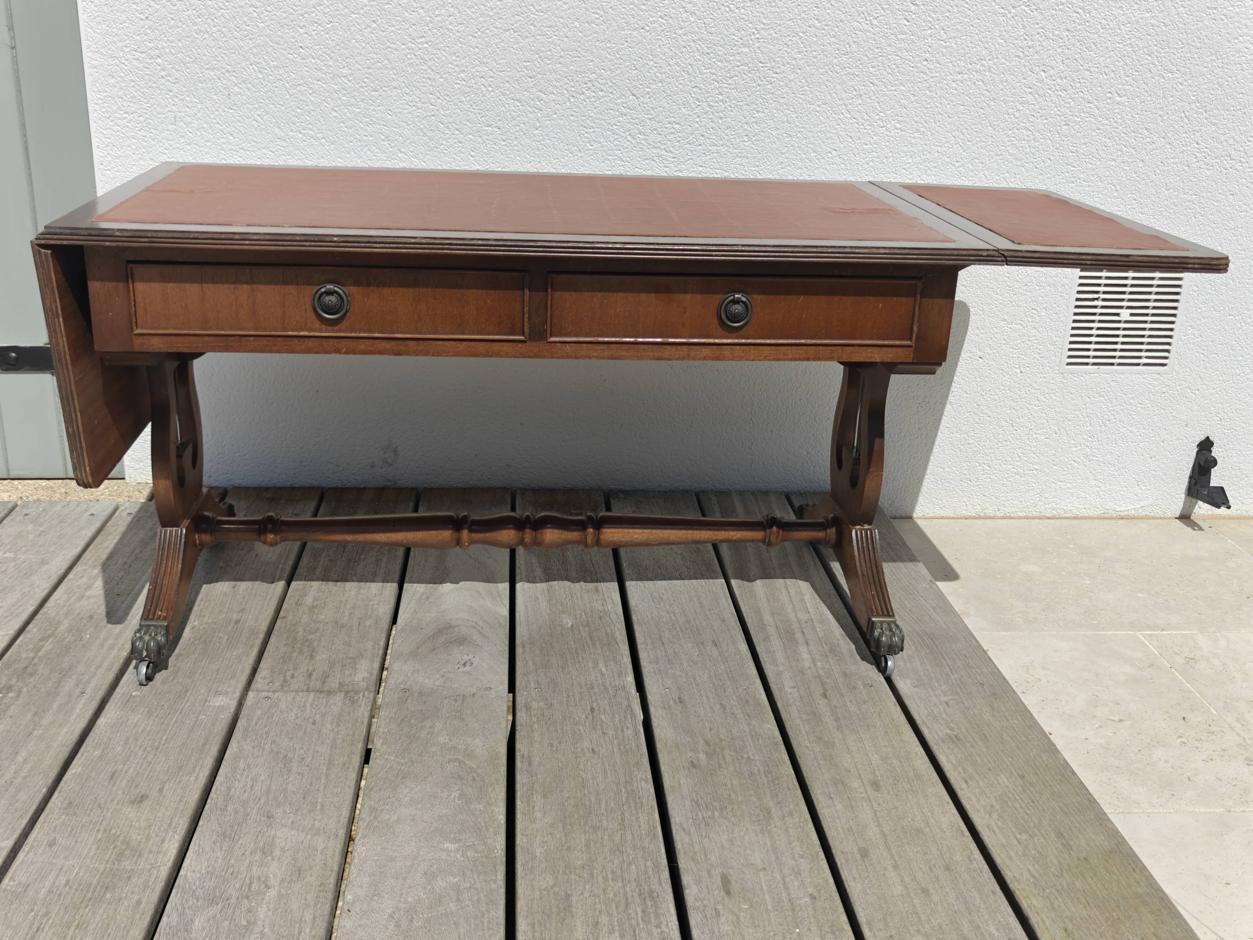 Elegant vintage coffee table, Regency style, in mahogany finish.