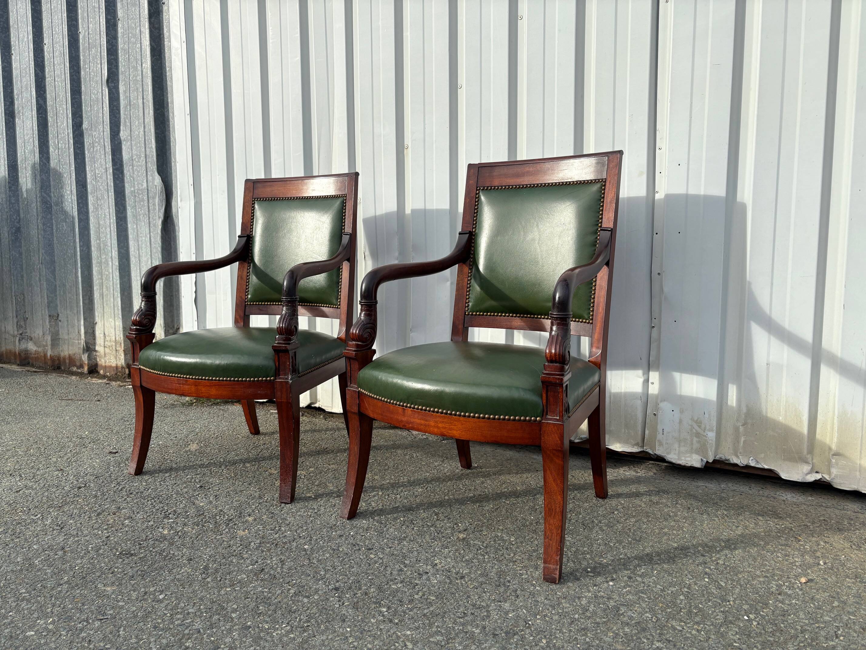 Paire de fauteuils de style Empire en acajou et cuir vert