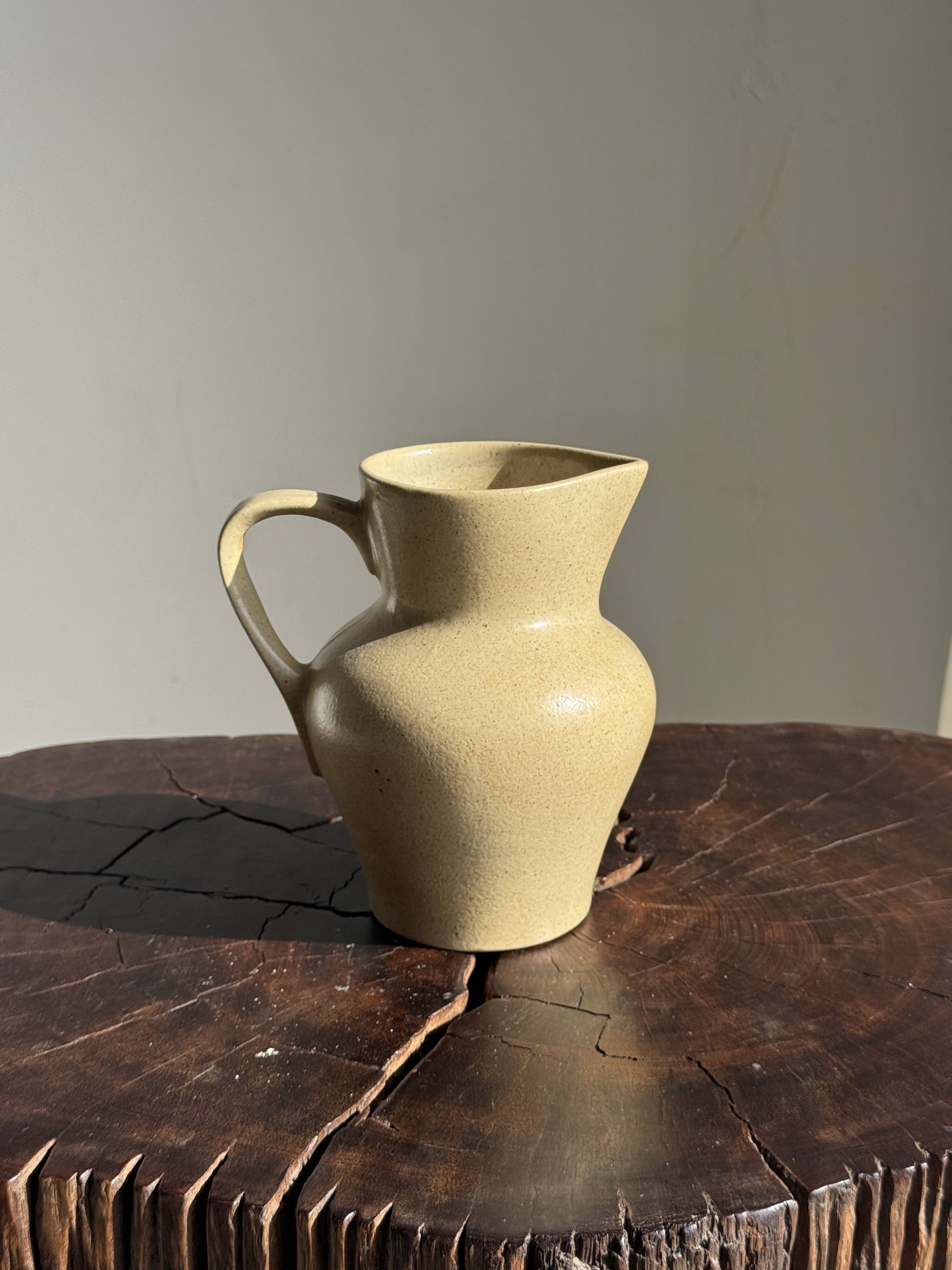Small beige stoneware jug H14 L15