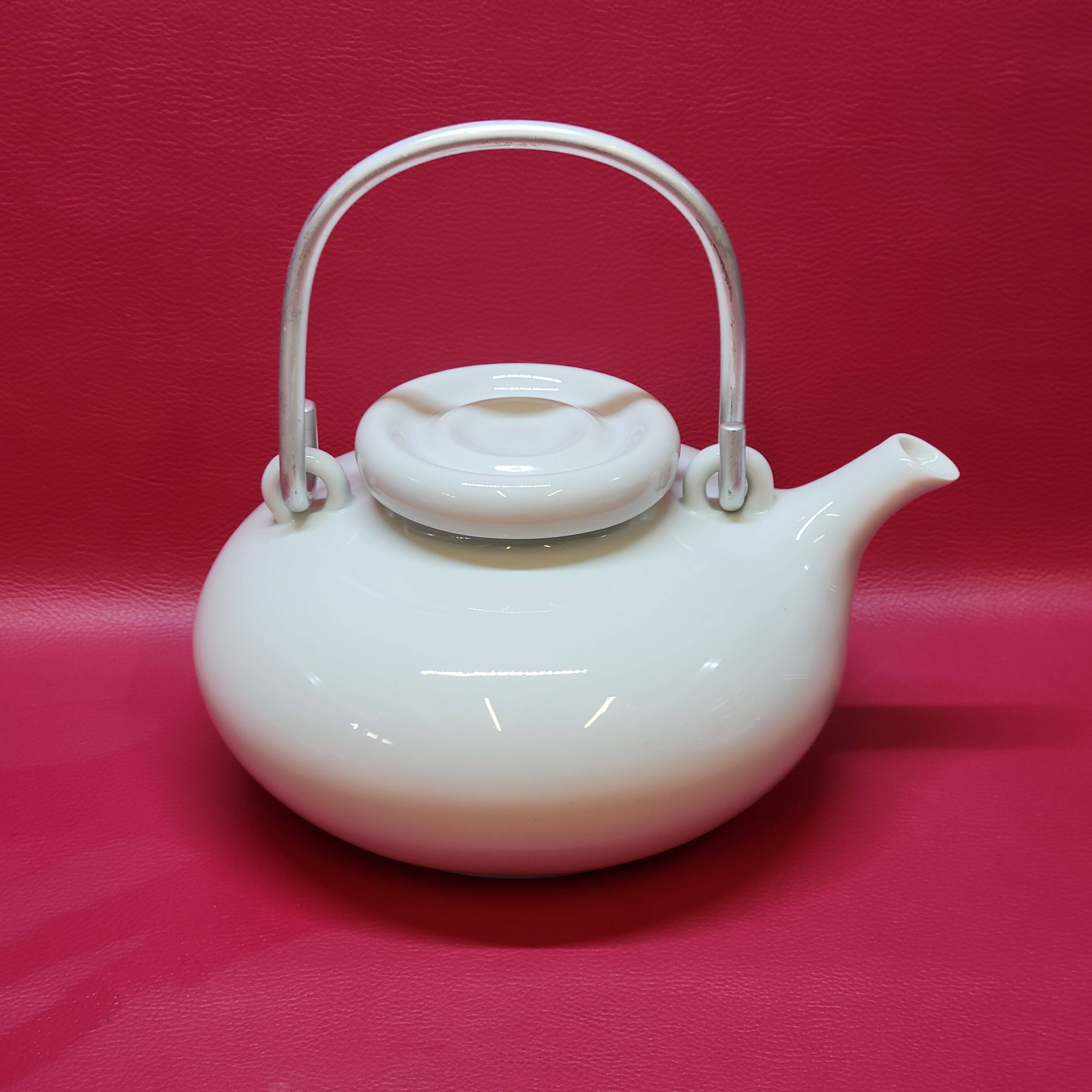 Théière en porcelaine blanche Carl Gustaf Jahnsson