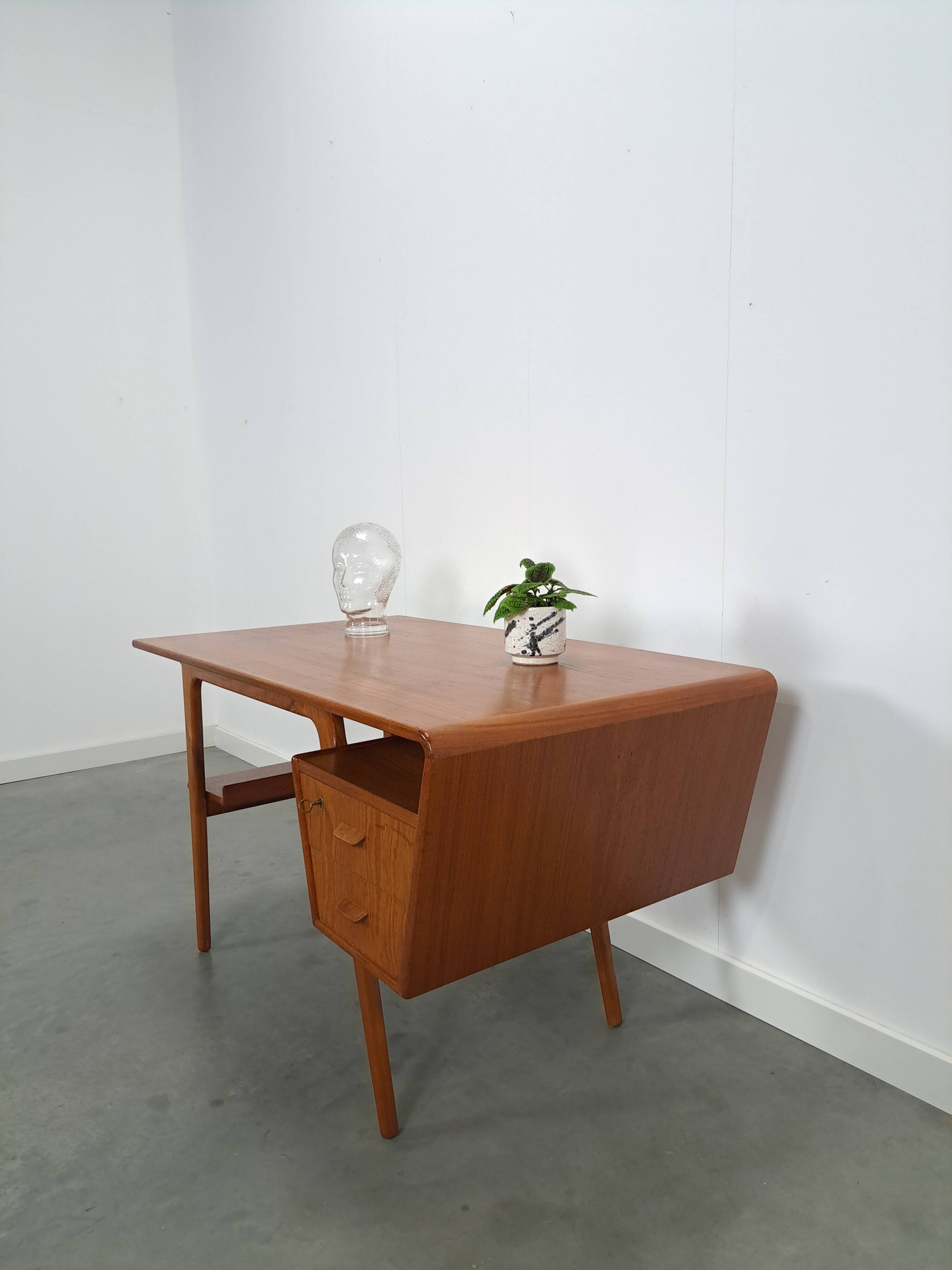 Teak vrijstaand partner bureau met schuine vormen, lades en extra werkblad