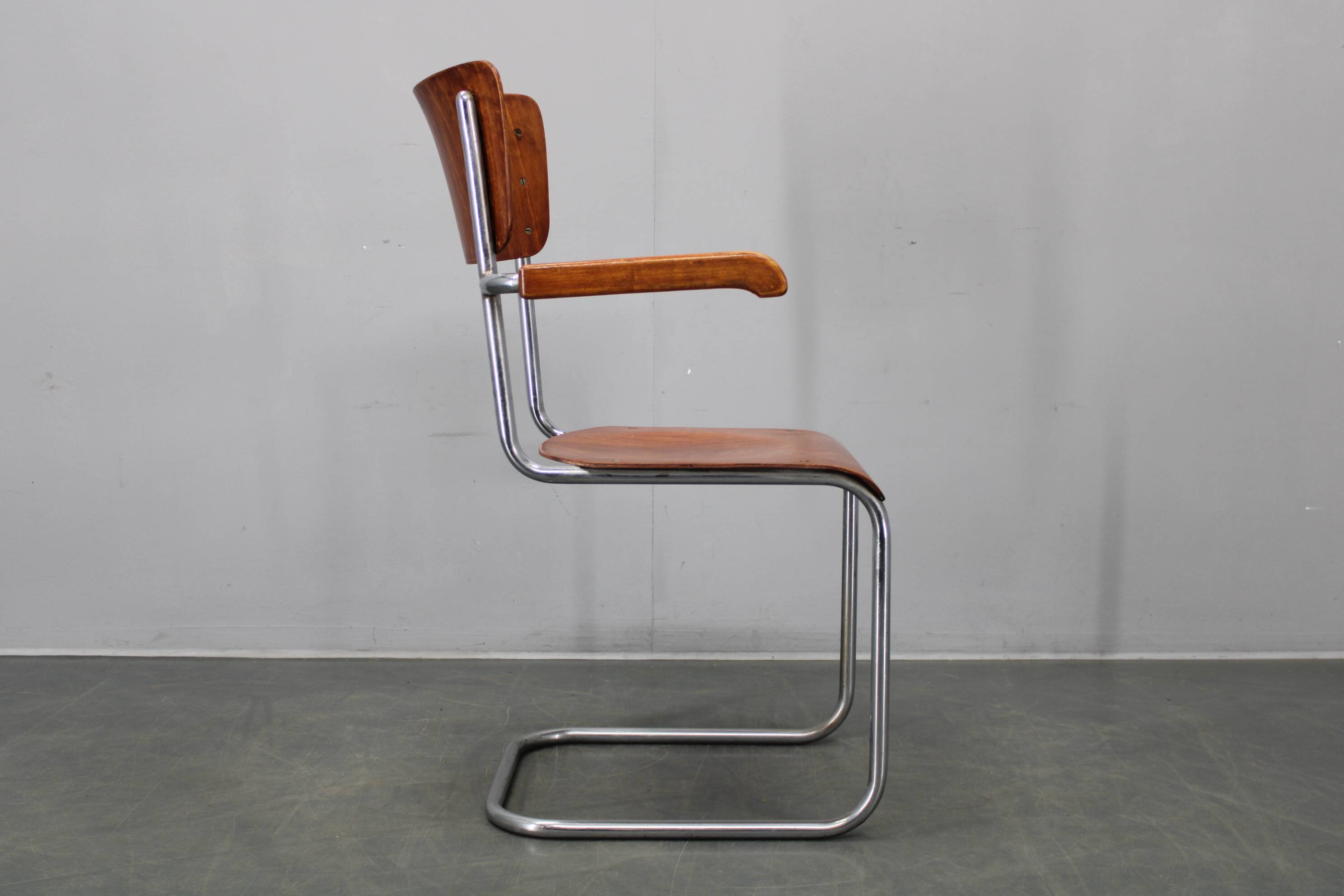 Bauhaus cantilever armchair in chrome tubular steel and beech, 1930s