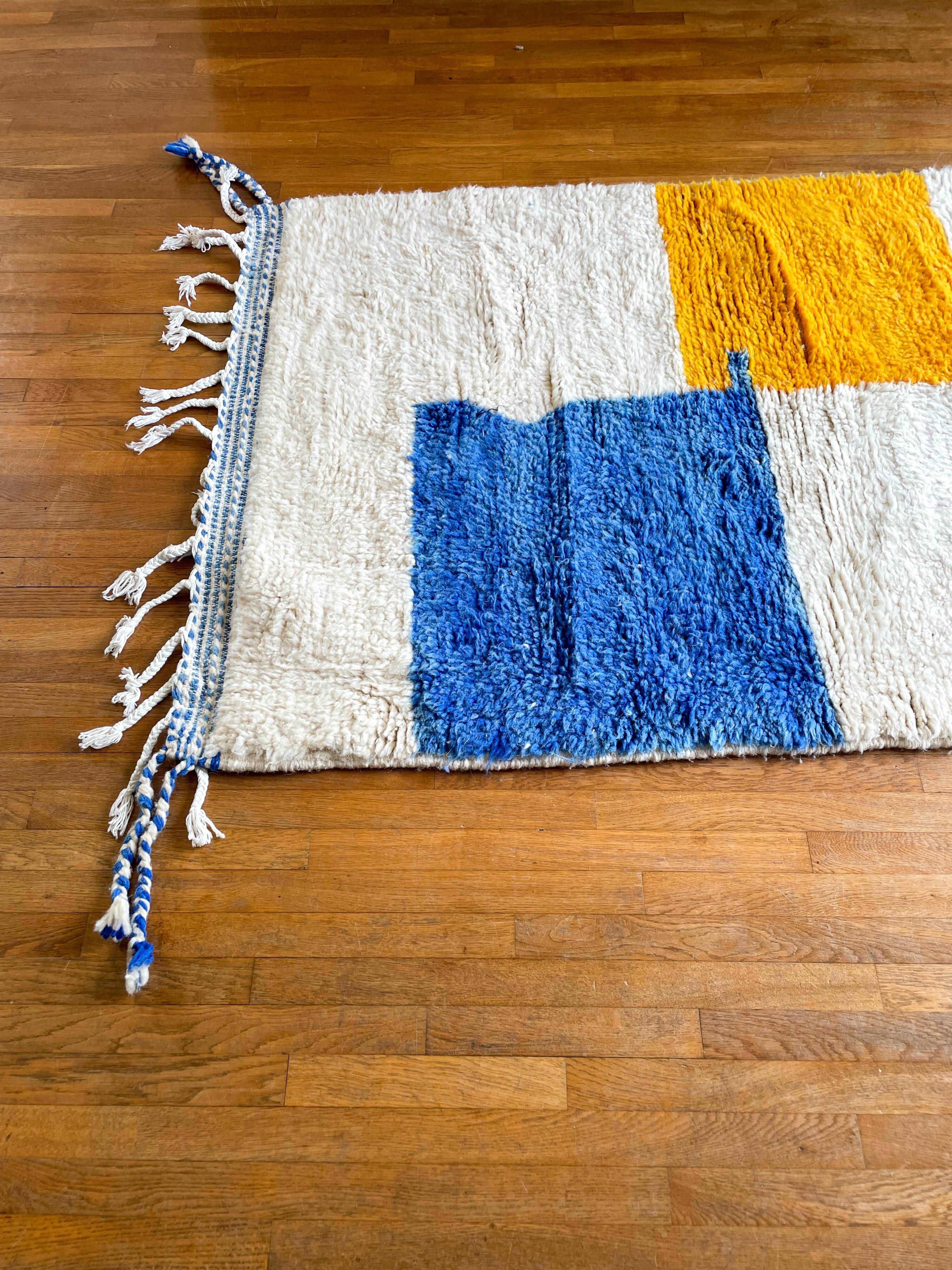 Tapis berbère Béni ouarain blanc à motifs abstraits jaune moutarde et bleu