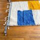 Tapis berbère Béni ouarain blanc à motifs abstraits jaune moutarde et bleu