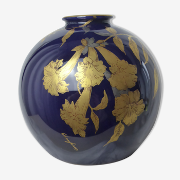 Vase boule en porcelaine de Limoges bleu nuit signé Chaufriasse-Diam. 20cm