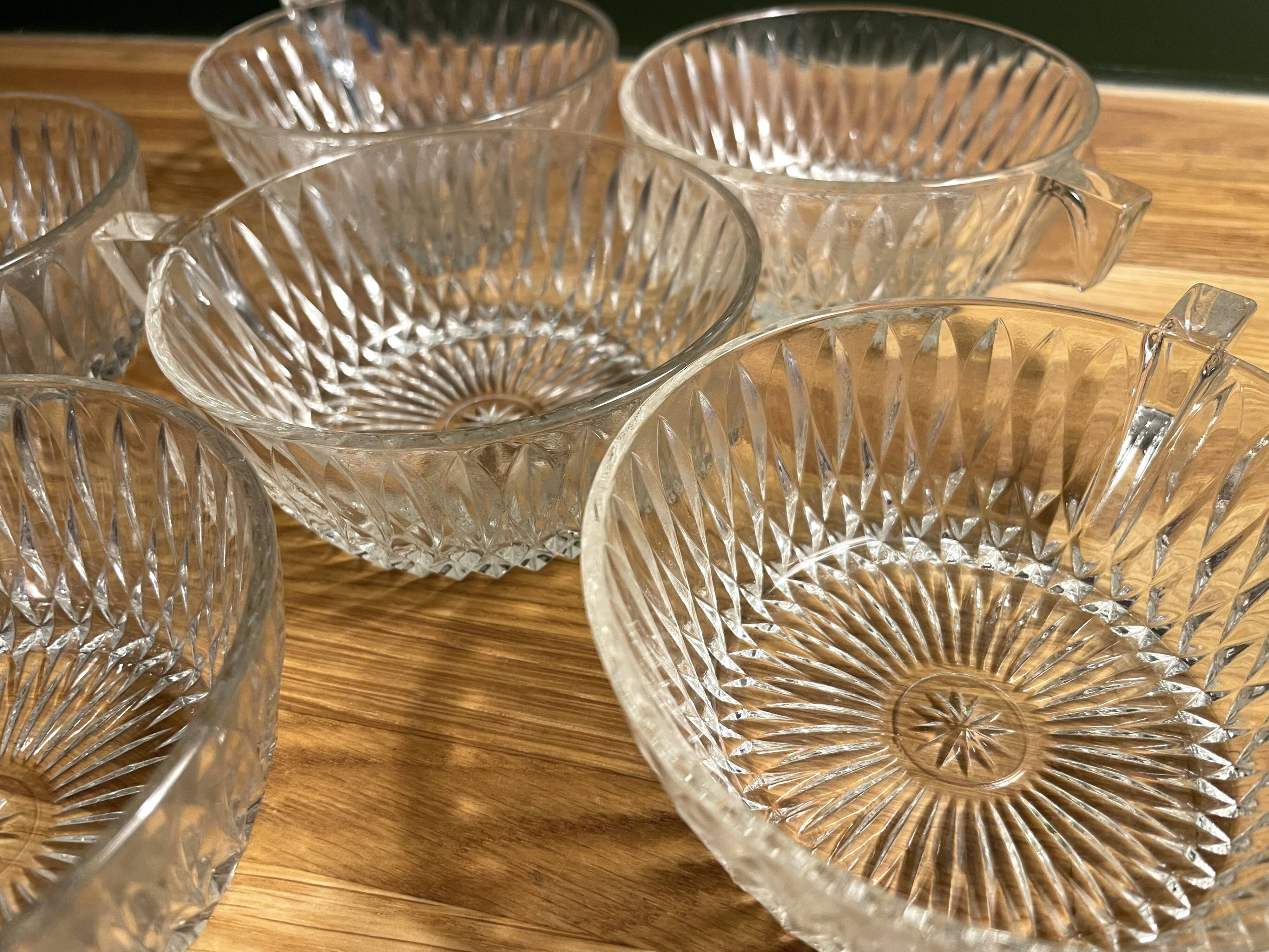 6 tasses à café en verre ciselé vintage en très bon état