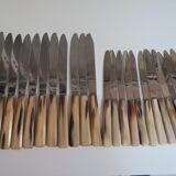 Ménagère complète à 2 étages 12 couteaux de table et 12 couteaux de table à fromage manche corne