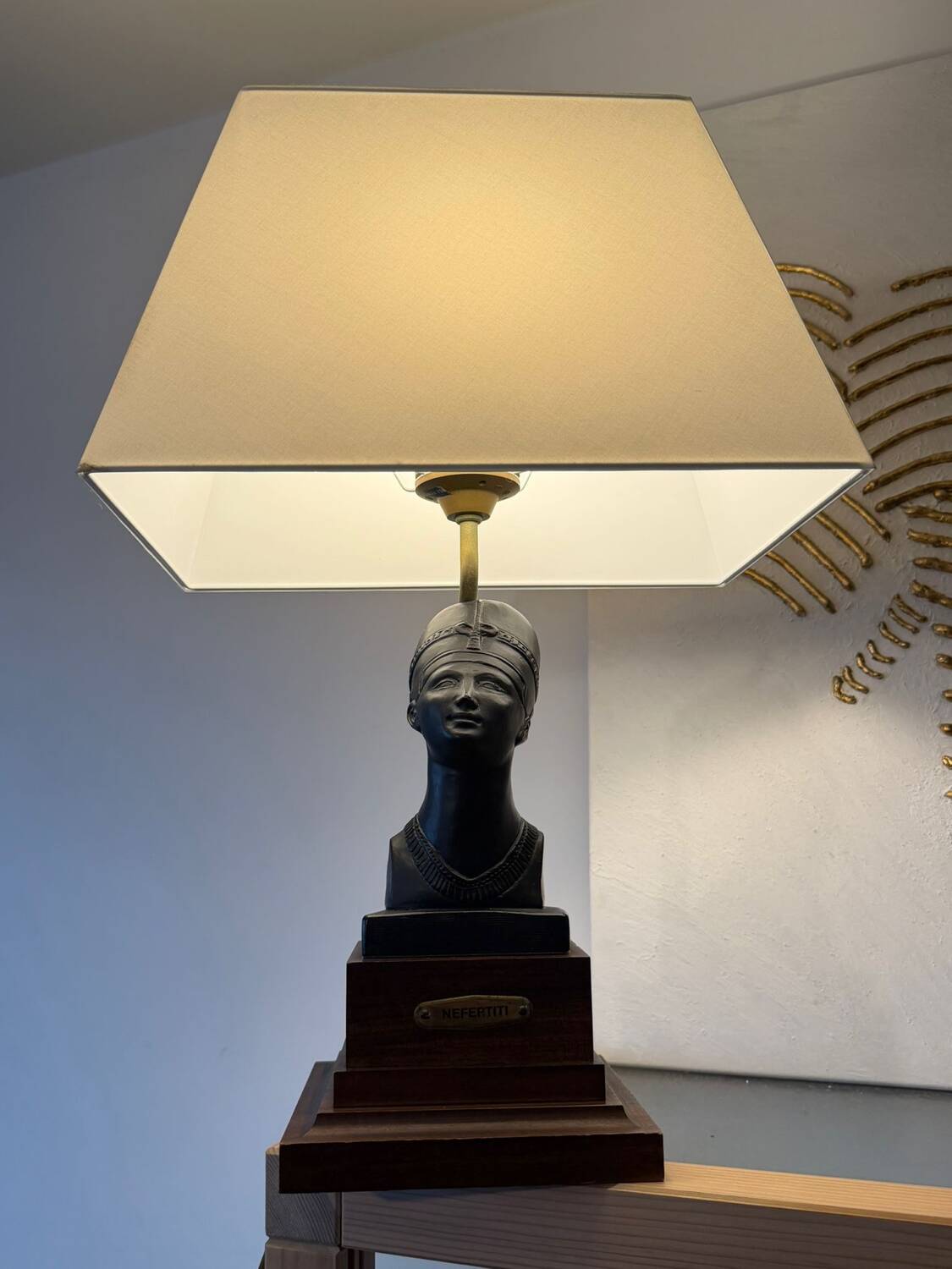 Vintage Egyptian-Inspired Table Lamp – Bust of Queen Nefertiti
