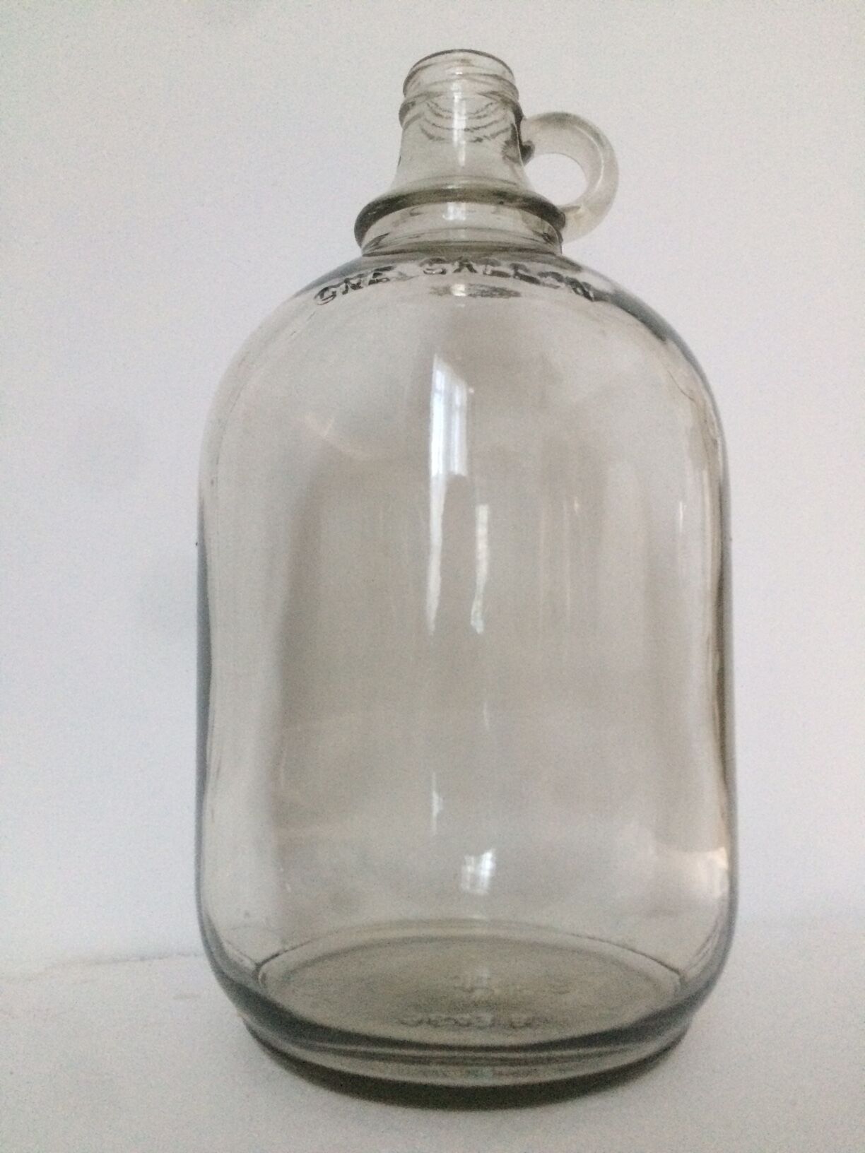 Cylinder transparent cylindrical demijohn of "one gallon"