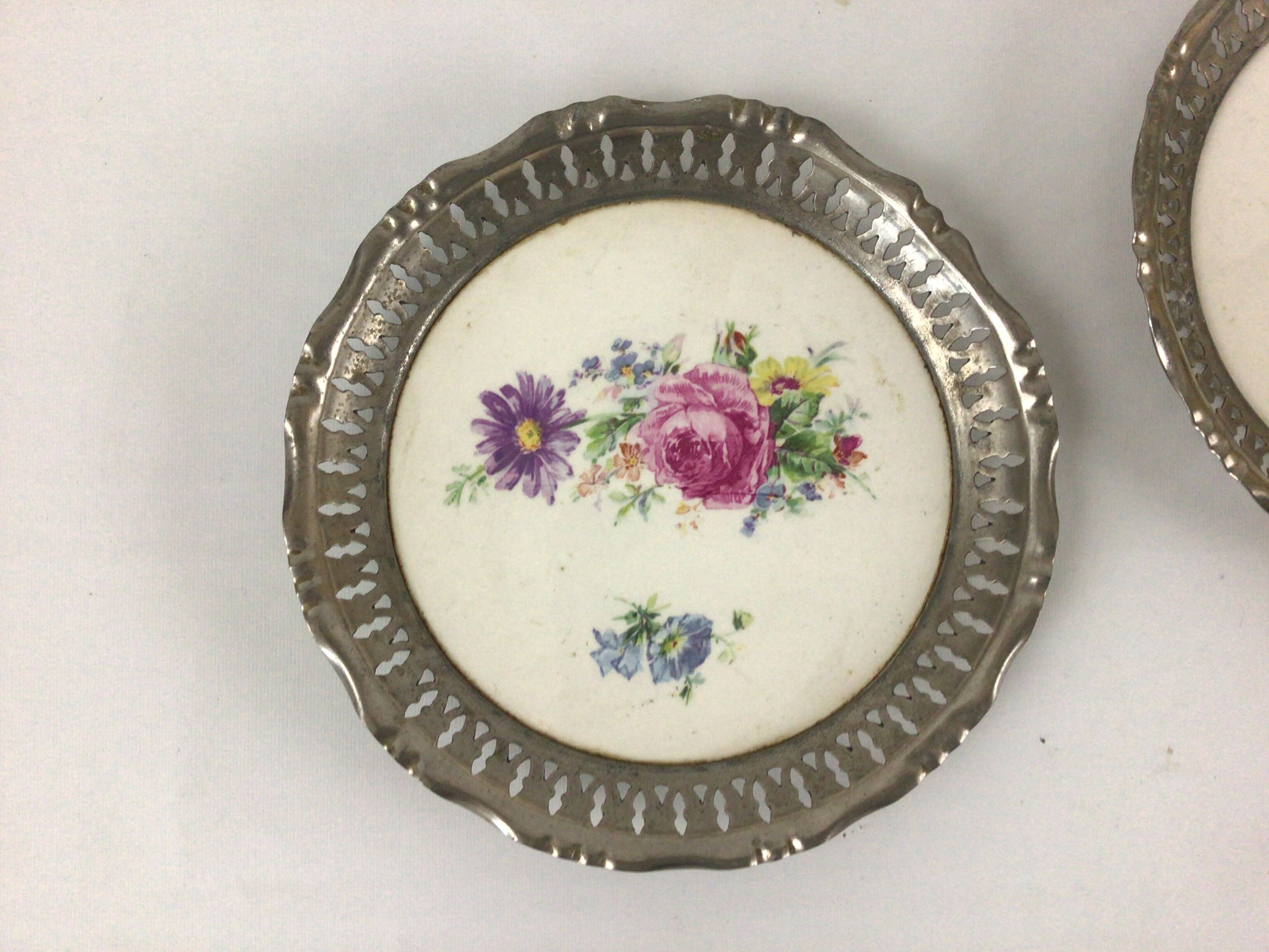 Paire de dessous de bouteille Métal et faience