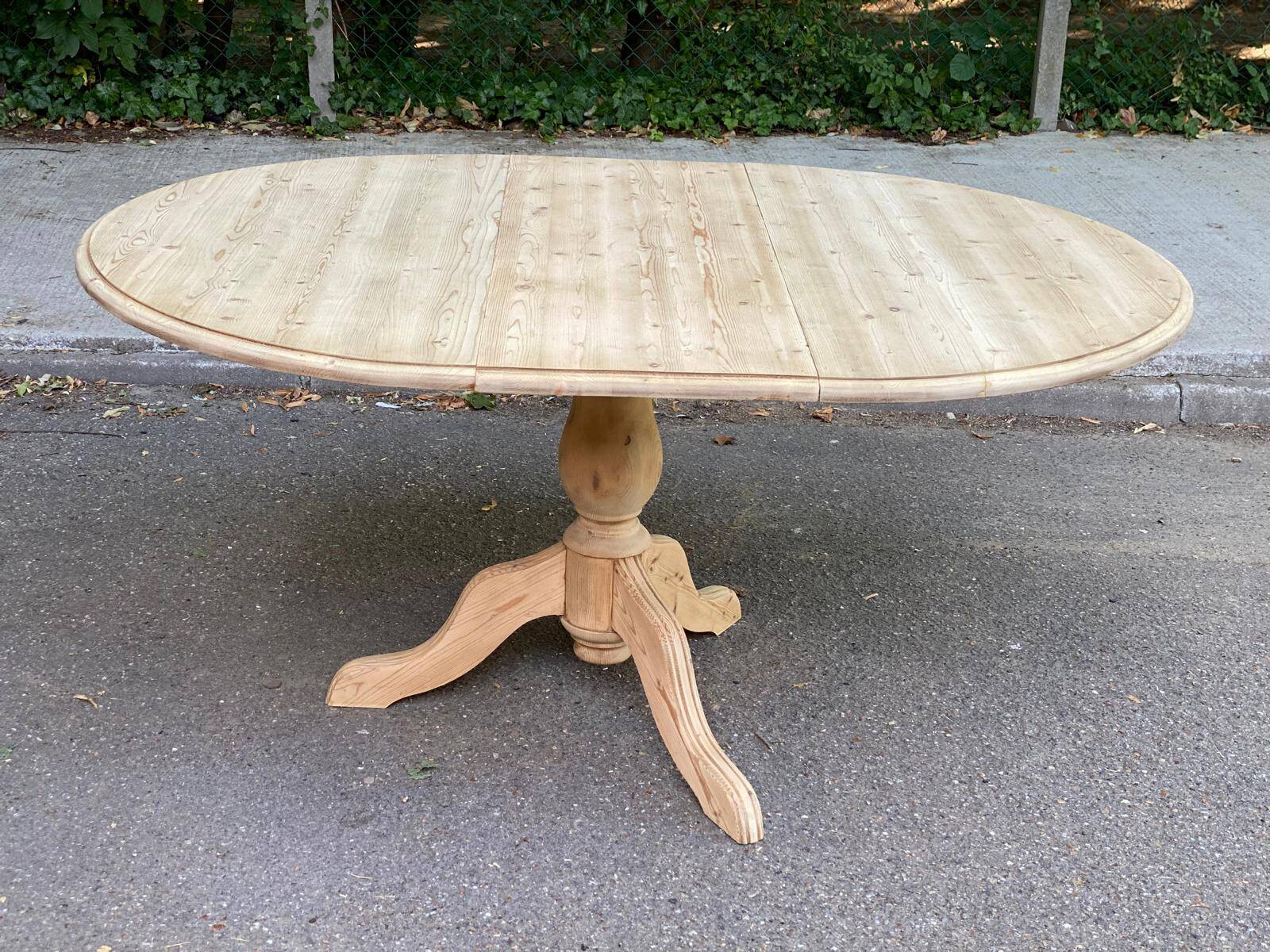 Interior's extendable round tripod dining table renovated in solid wood