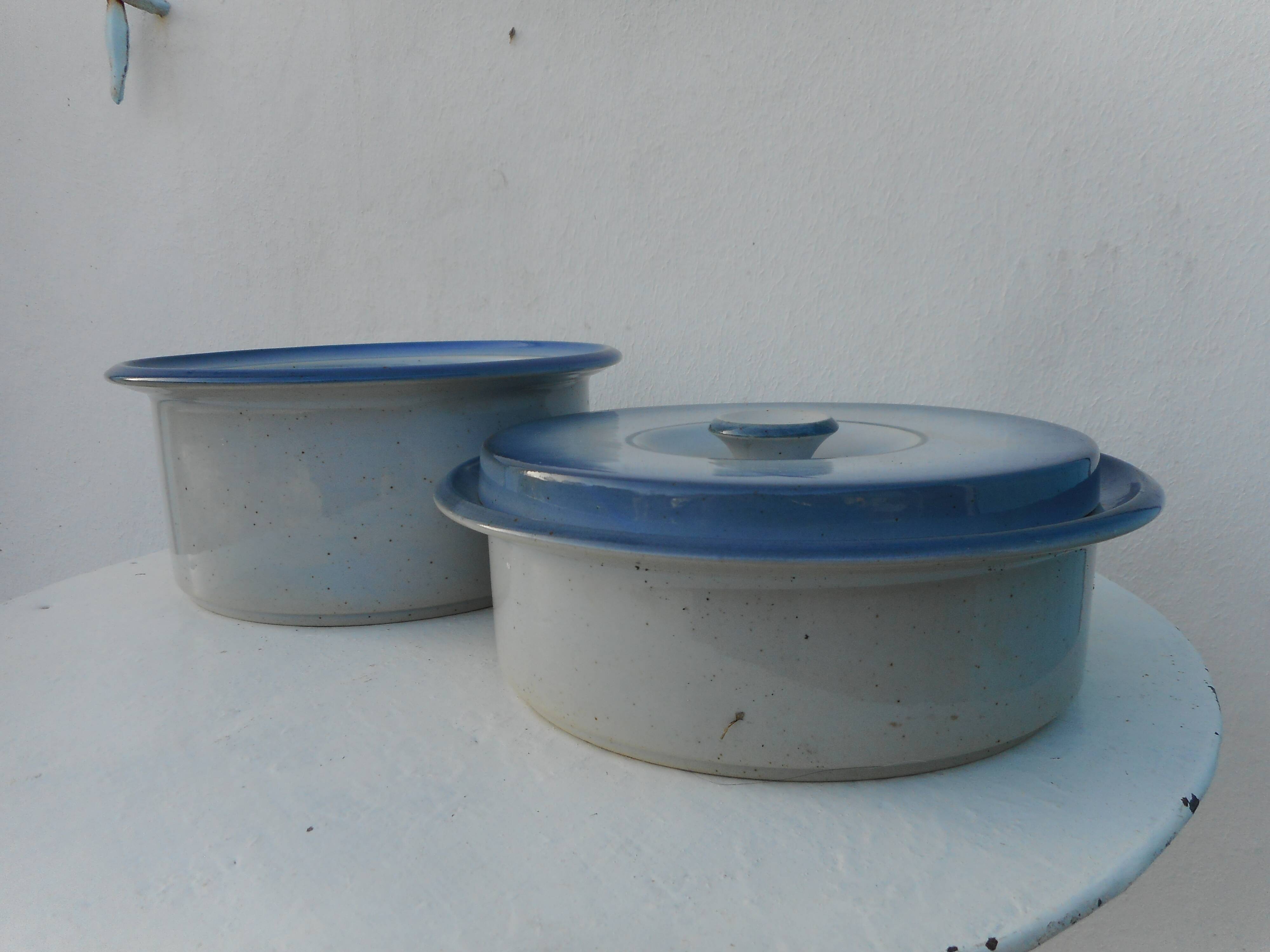 Two stackable salad bowls with a sleet lid
