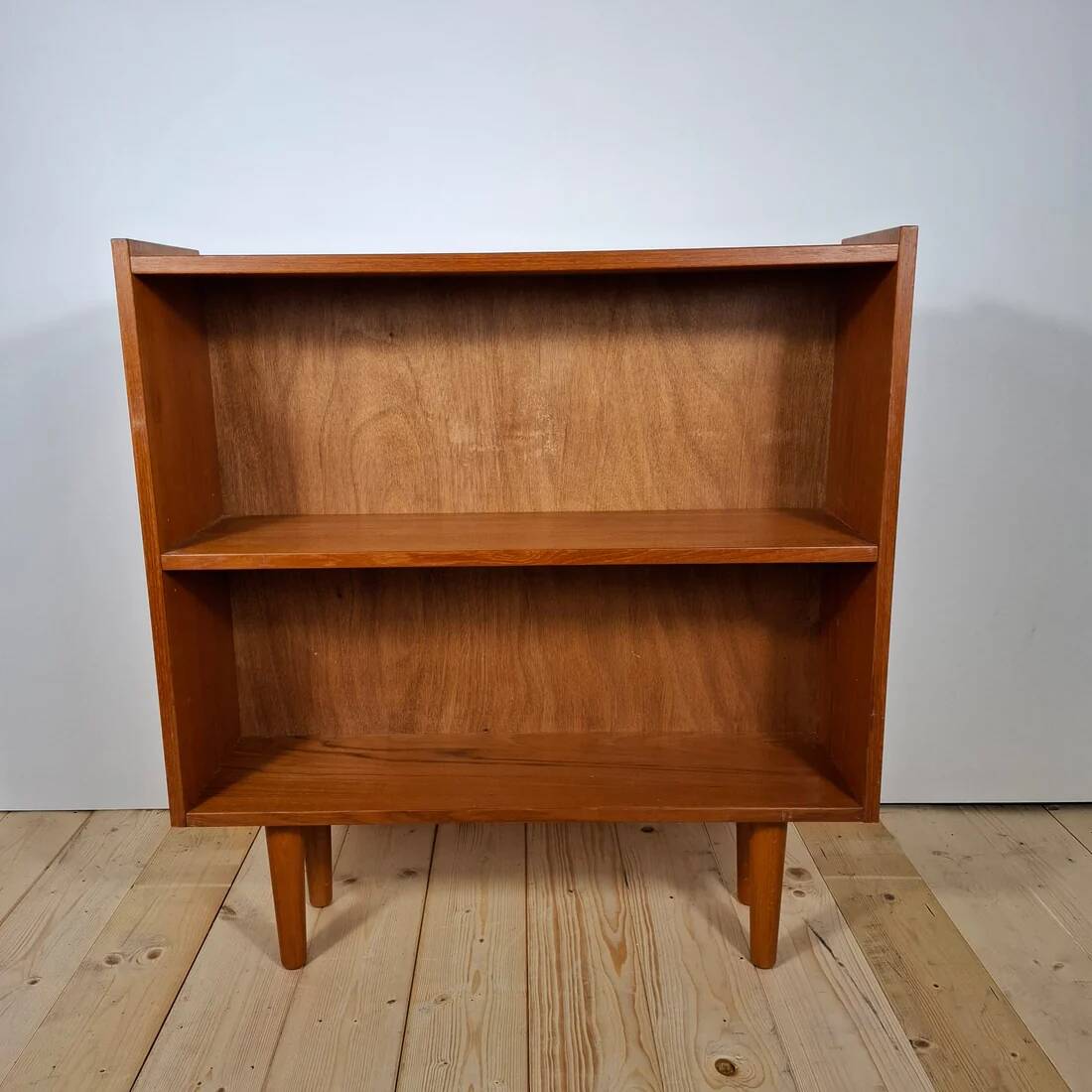 Small Danish mid-century bookshelf in teak – 1960s