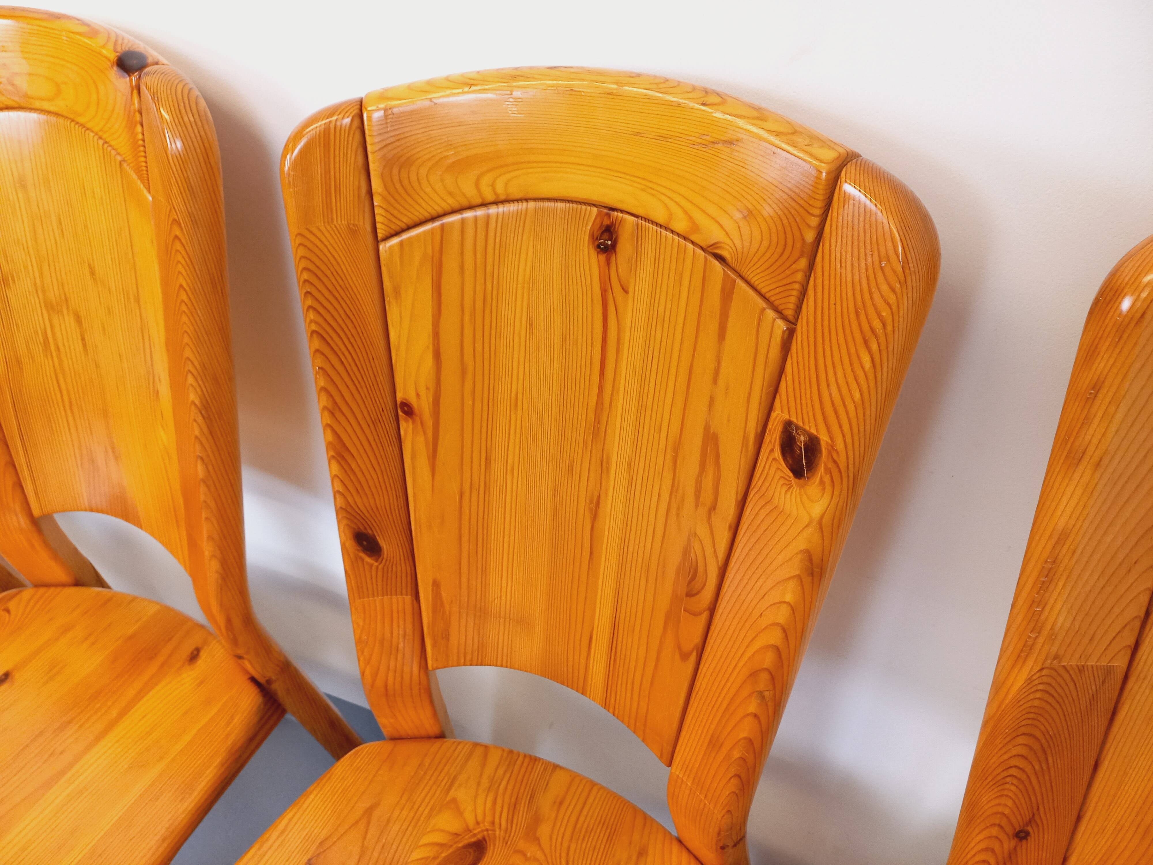 Set of 4 vintage chairs in pine from the 70s
