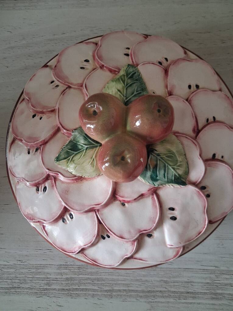 Pie dish / Tatin with a trompe-l'œil lid in slipware – Apple decoration