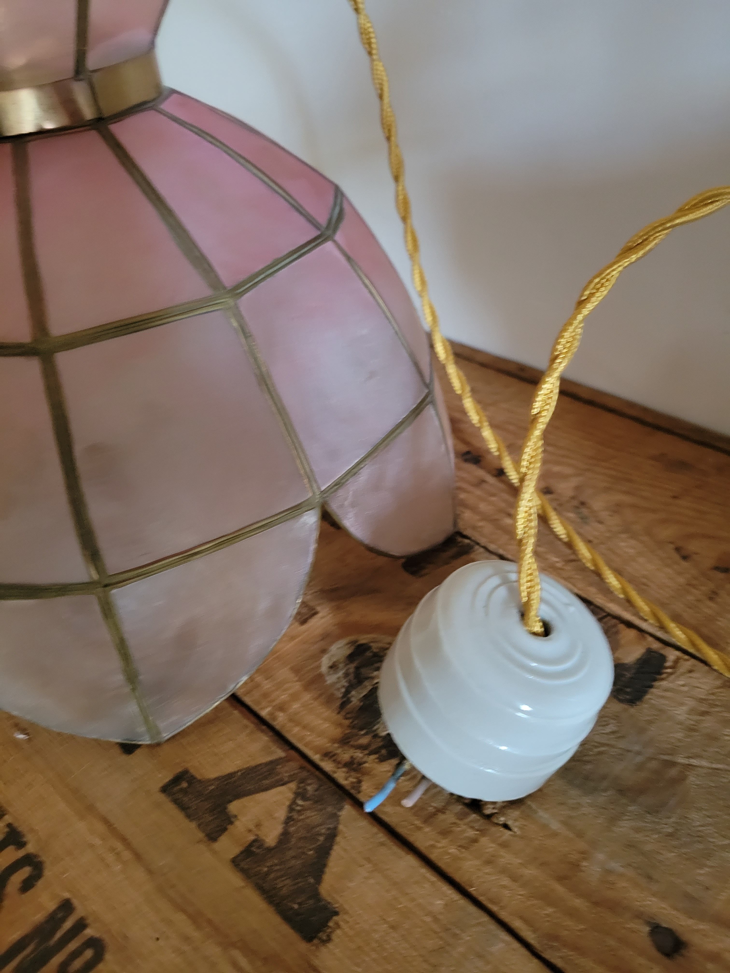 Suspension en laiton et nacre rose