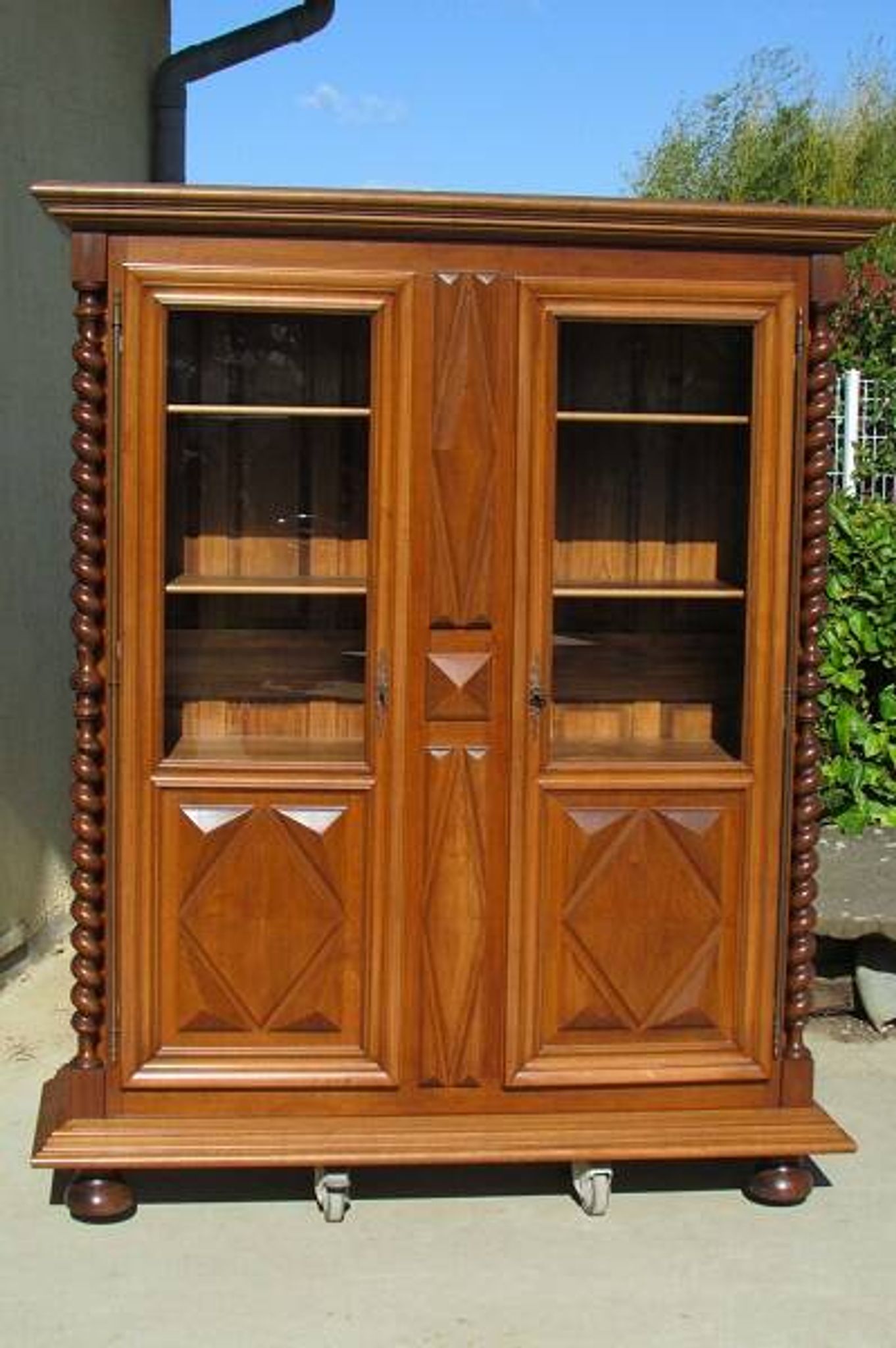 Bibliothèque en noyer , vitrine  en noyer massif