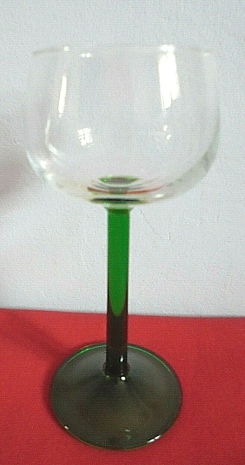 Lot 6 glasses on foot with white wine Height 16.5 cm