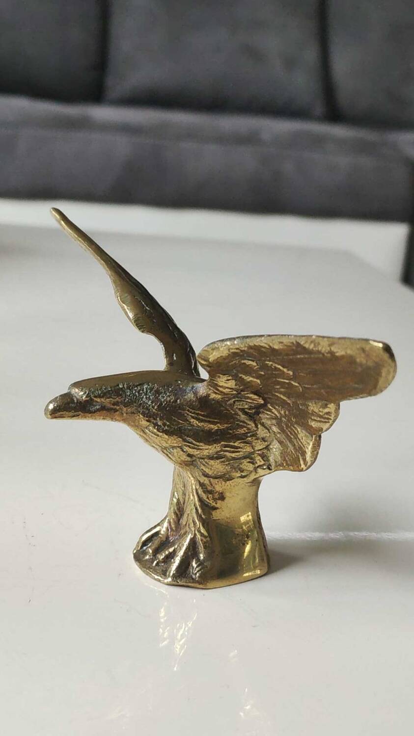 Eagle figurine sculpture with outstretched wings, in solid brass. Size 8 x 15 cm