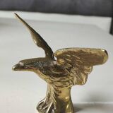 Eagle figurine sculpture with outstretched wings, in solid brass. Size 8 x 15 cm