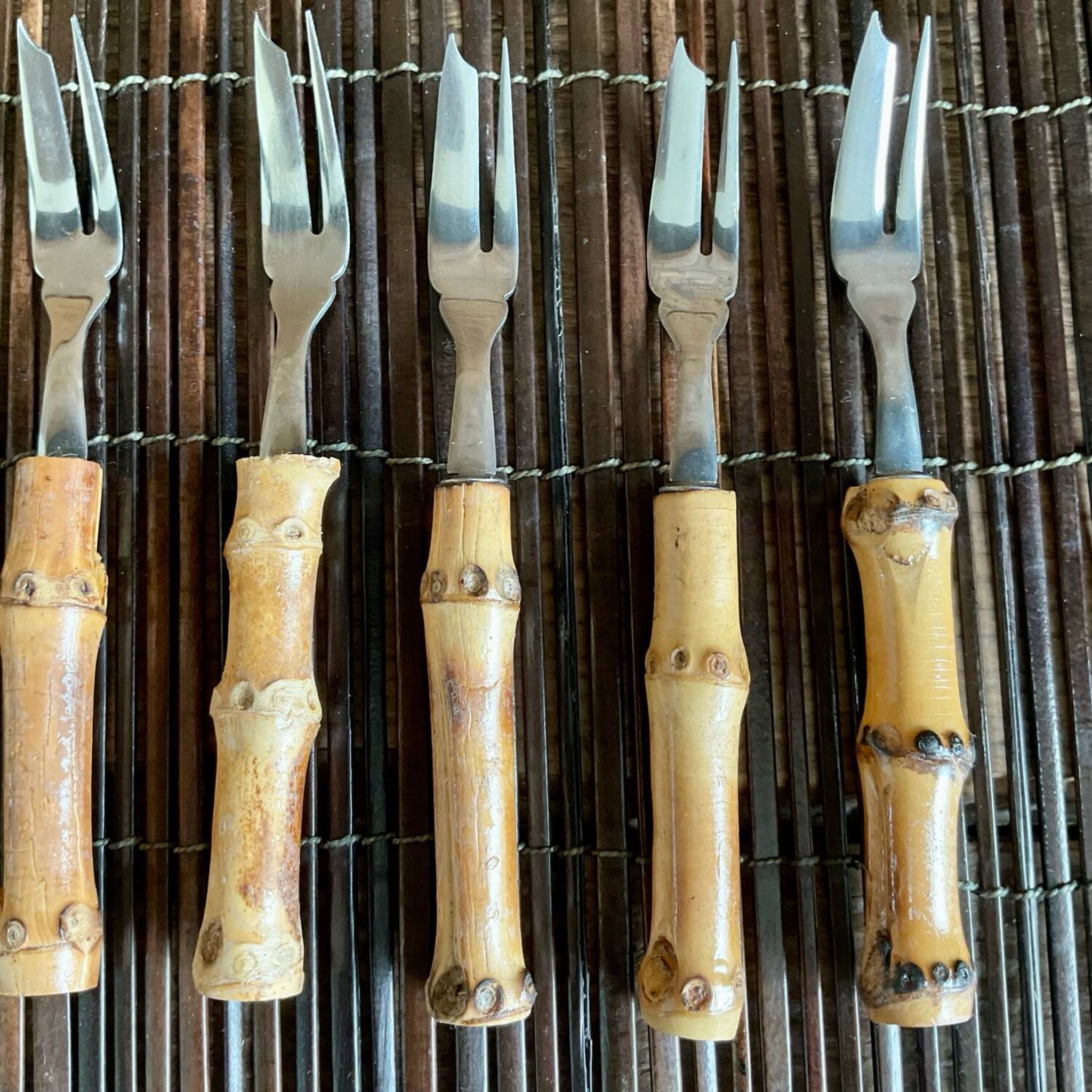 6 bamboo forks and a pie server