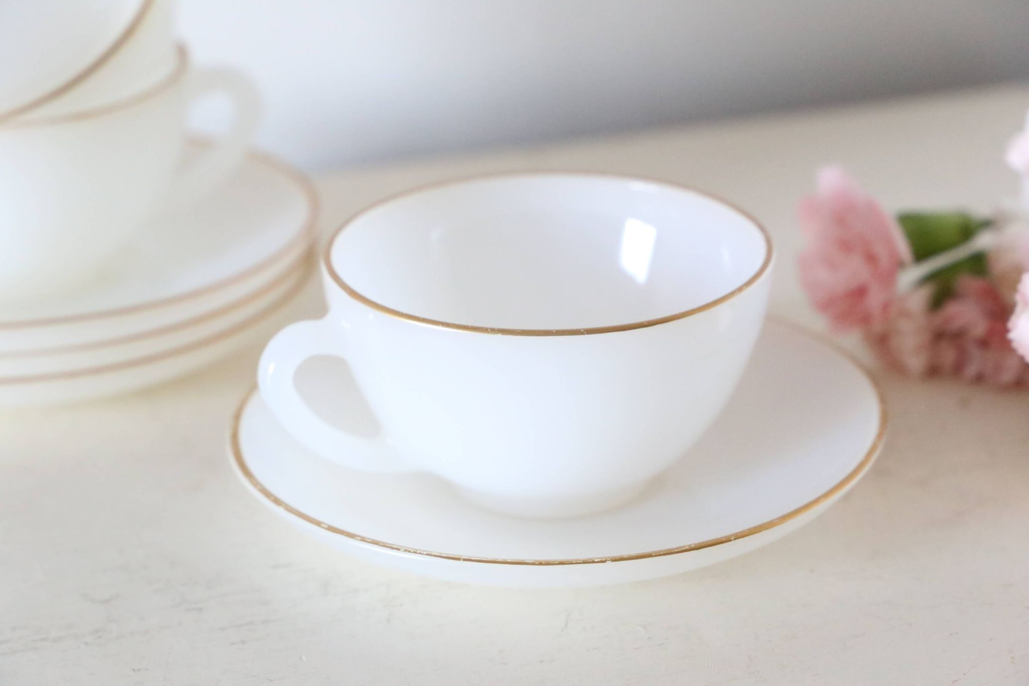 Set of 4 cups and under cups Arcopal harlequin range, white and gold, made in France