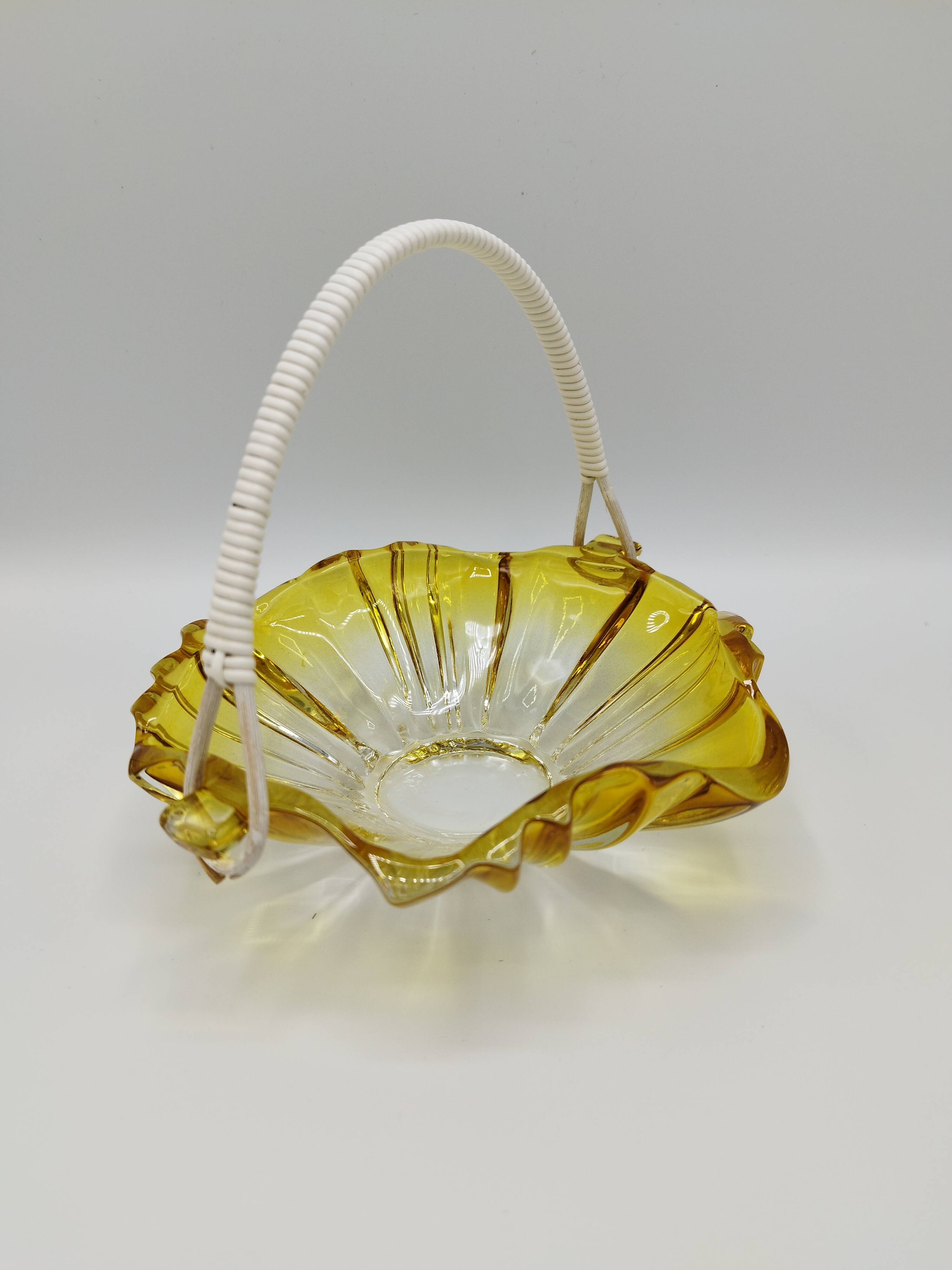 Vintage amber glass pocket basket with scoubidou handle – 1960s