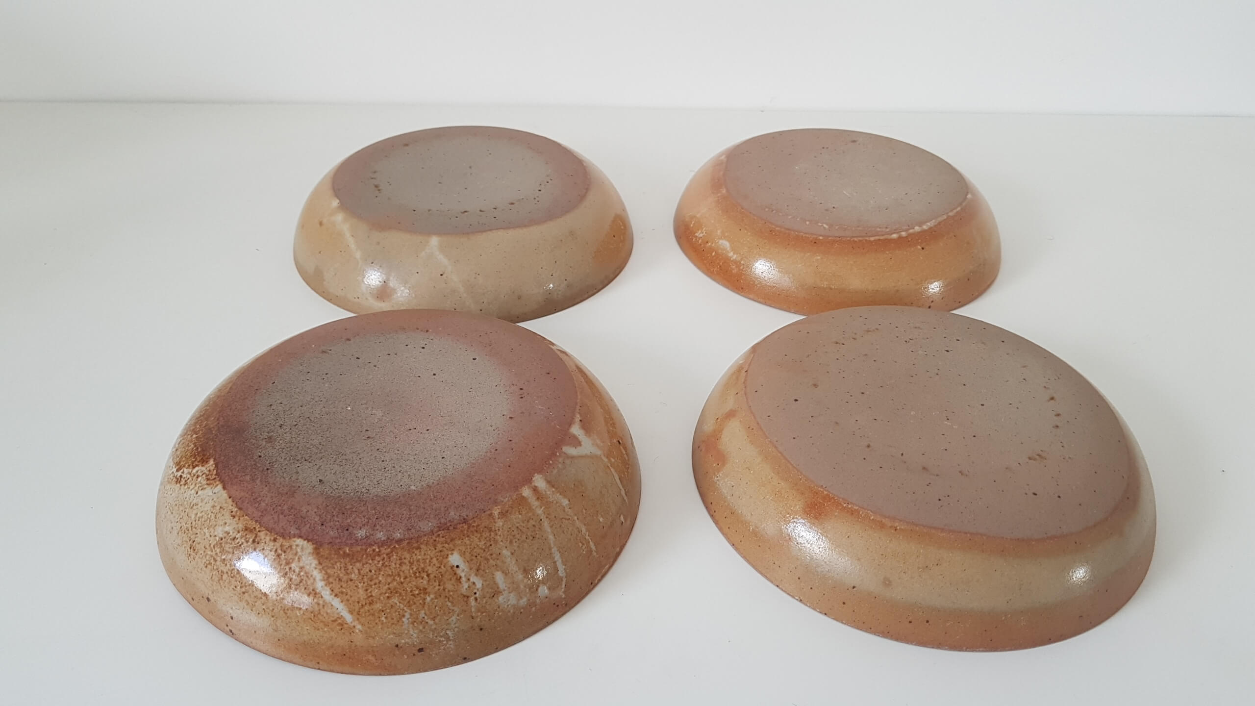 Hollow plates in artisanal terracotta