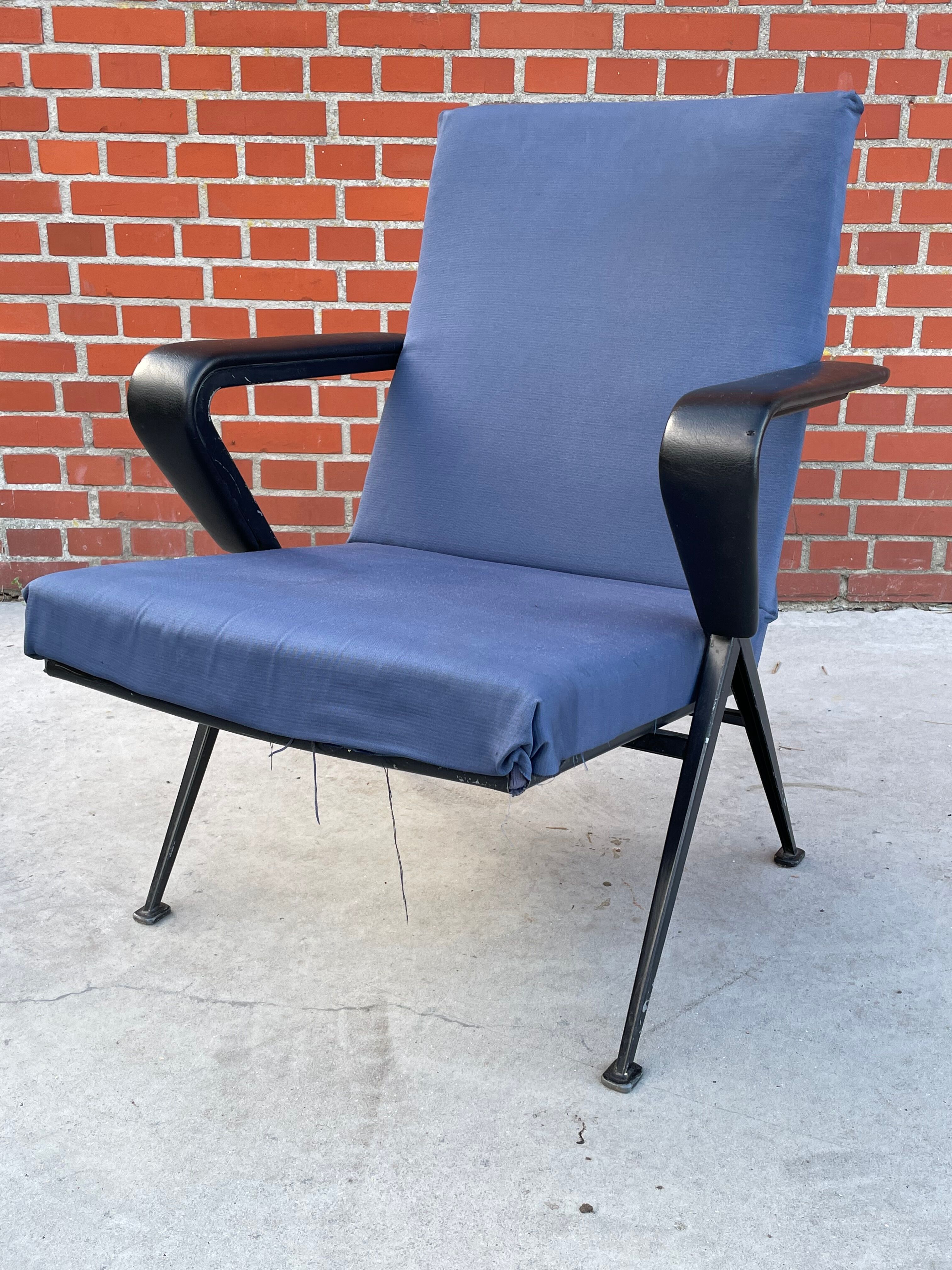 set of 2 Repose armchairs by Friso Kramer for Ahrend de Cirkel