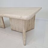 Table basse robuste en travertin italien avec deux pieds à trois pieds, années 1980