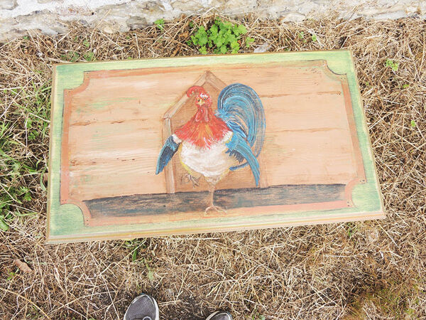Ancienne petite table d’appoint en bois massif peint main, décor coq