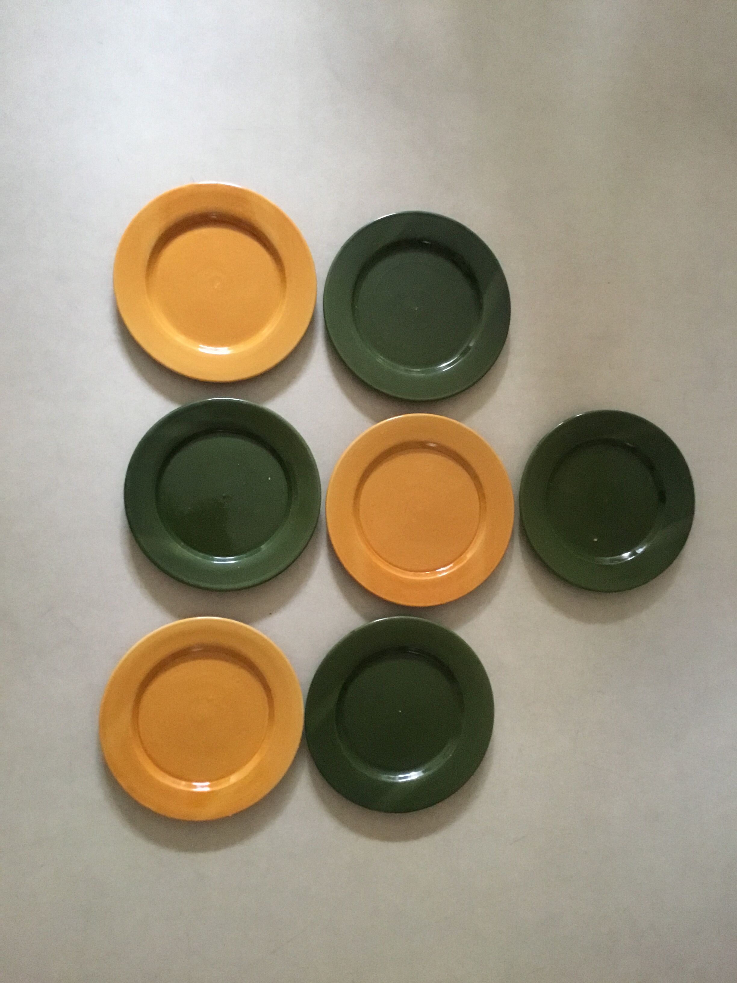 Flat plates in enamelled terracotta