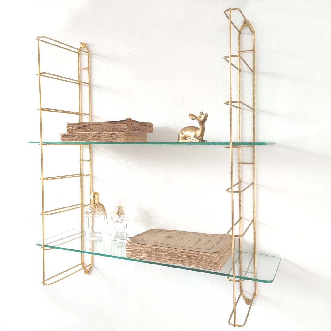 Etagère murale dorée et verre