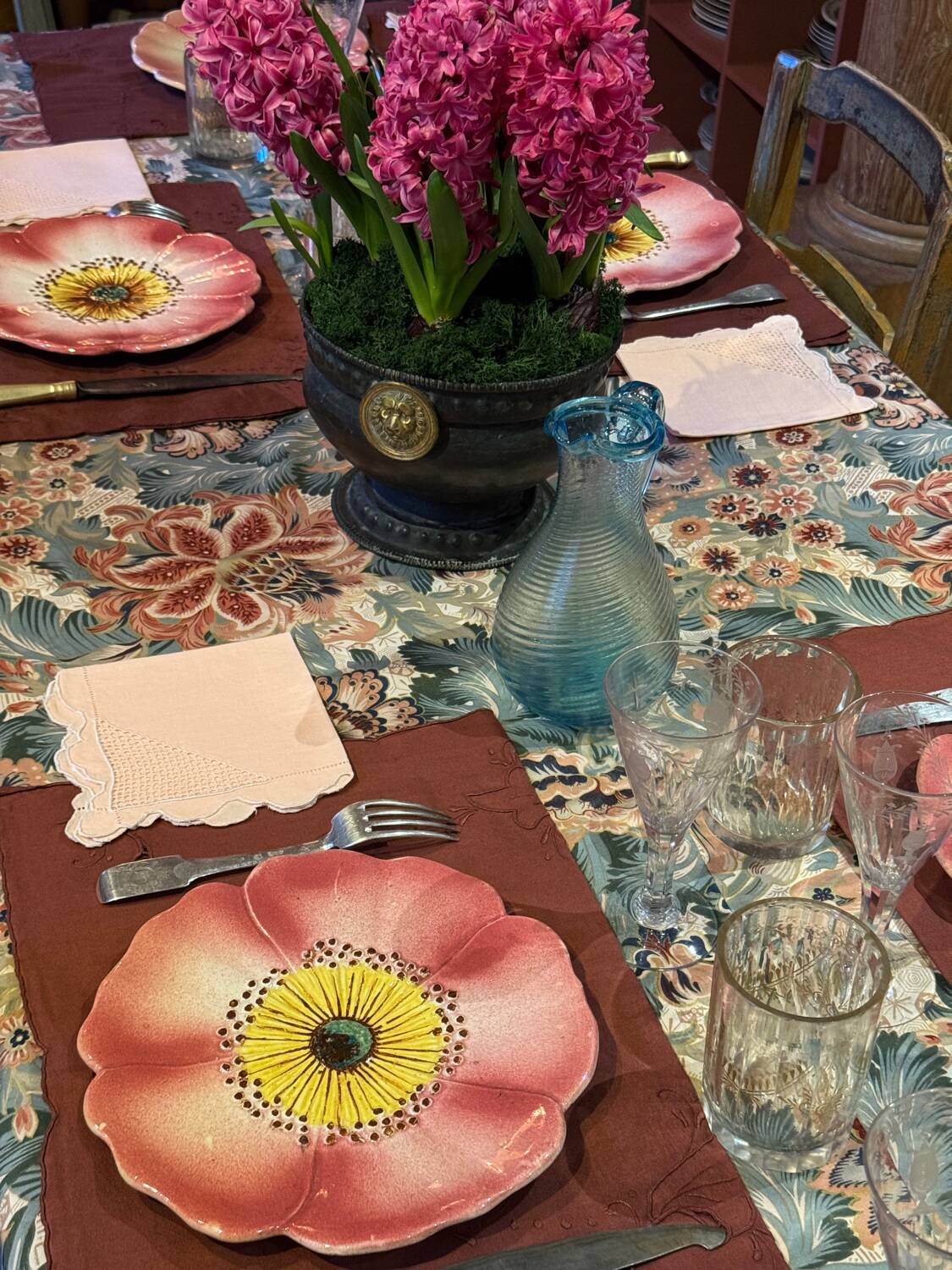 Service 6 assiettes barbotine fleurs d’églantine Delphine Massier Vallauris