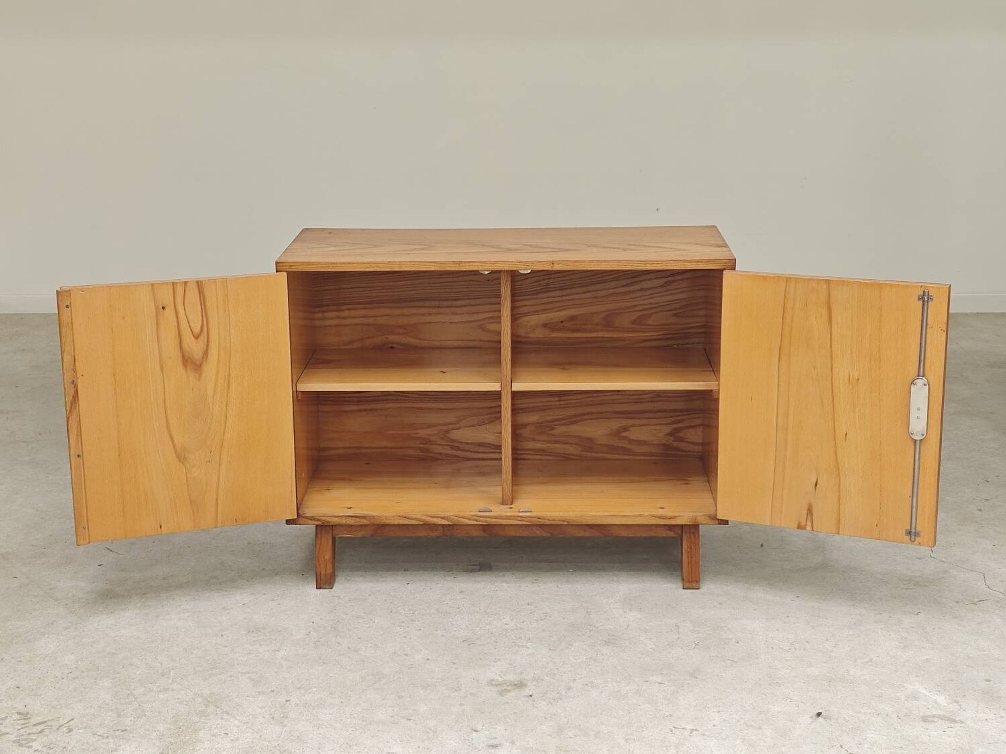 Petit buffet bas deux portes  par Frantisek Jirak chêne 1960