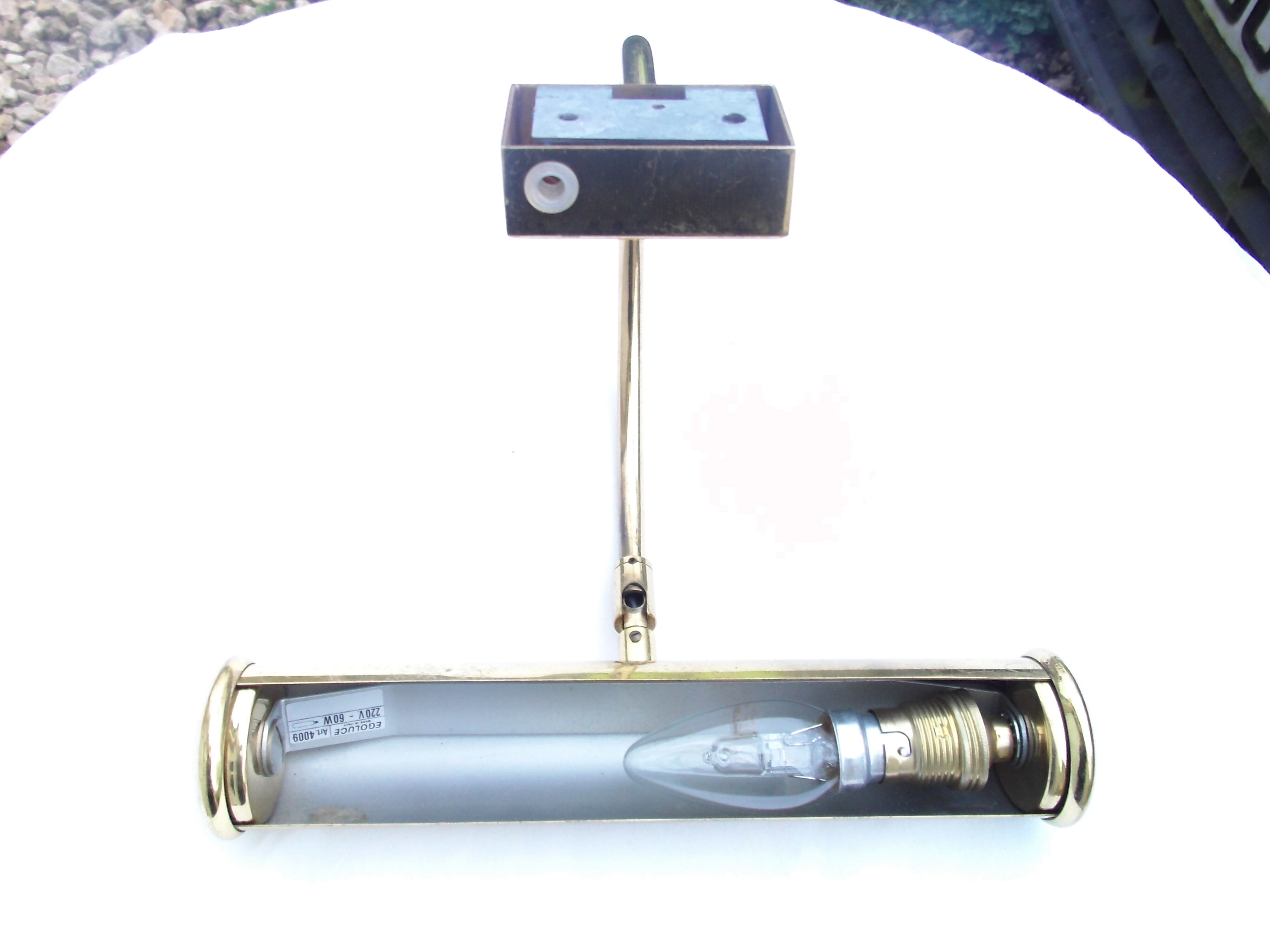 Wall light for gilded metal painting