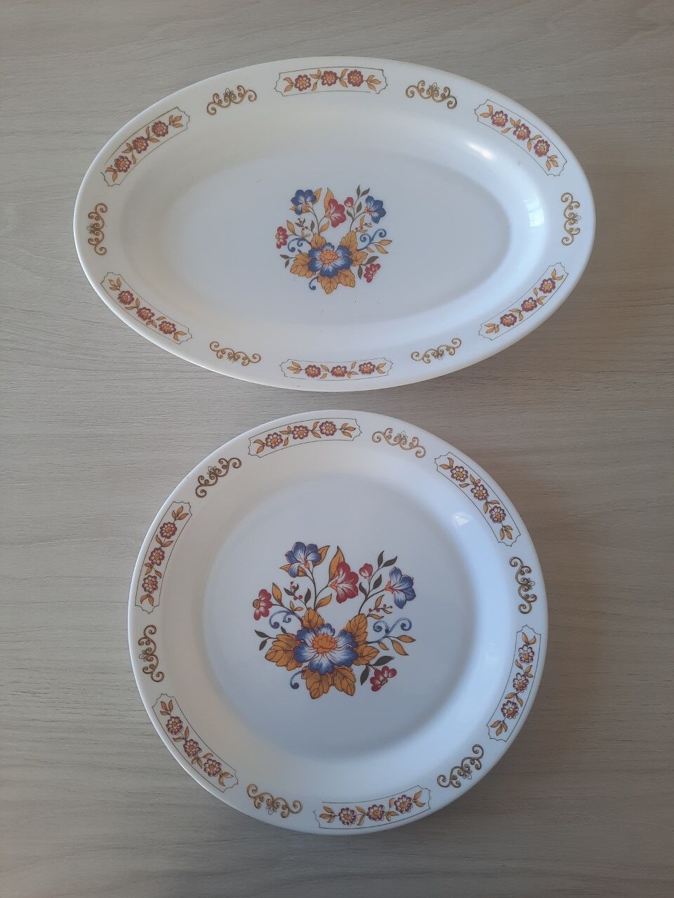 Set of 2 vintage dishes
