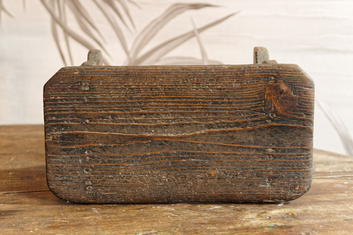 Marche pied en bois brut