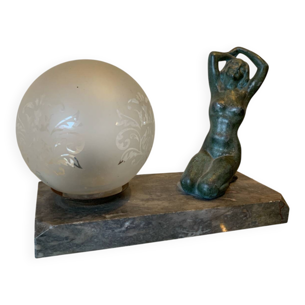 Lampe Art déco femme, globe en opaline et socle en marbre