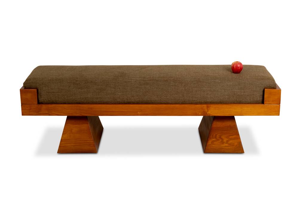 Banquette en frêne et velours de mohair vert. Contemporain